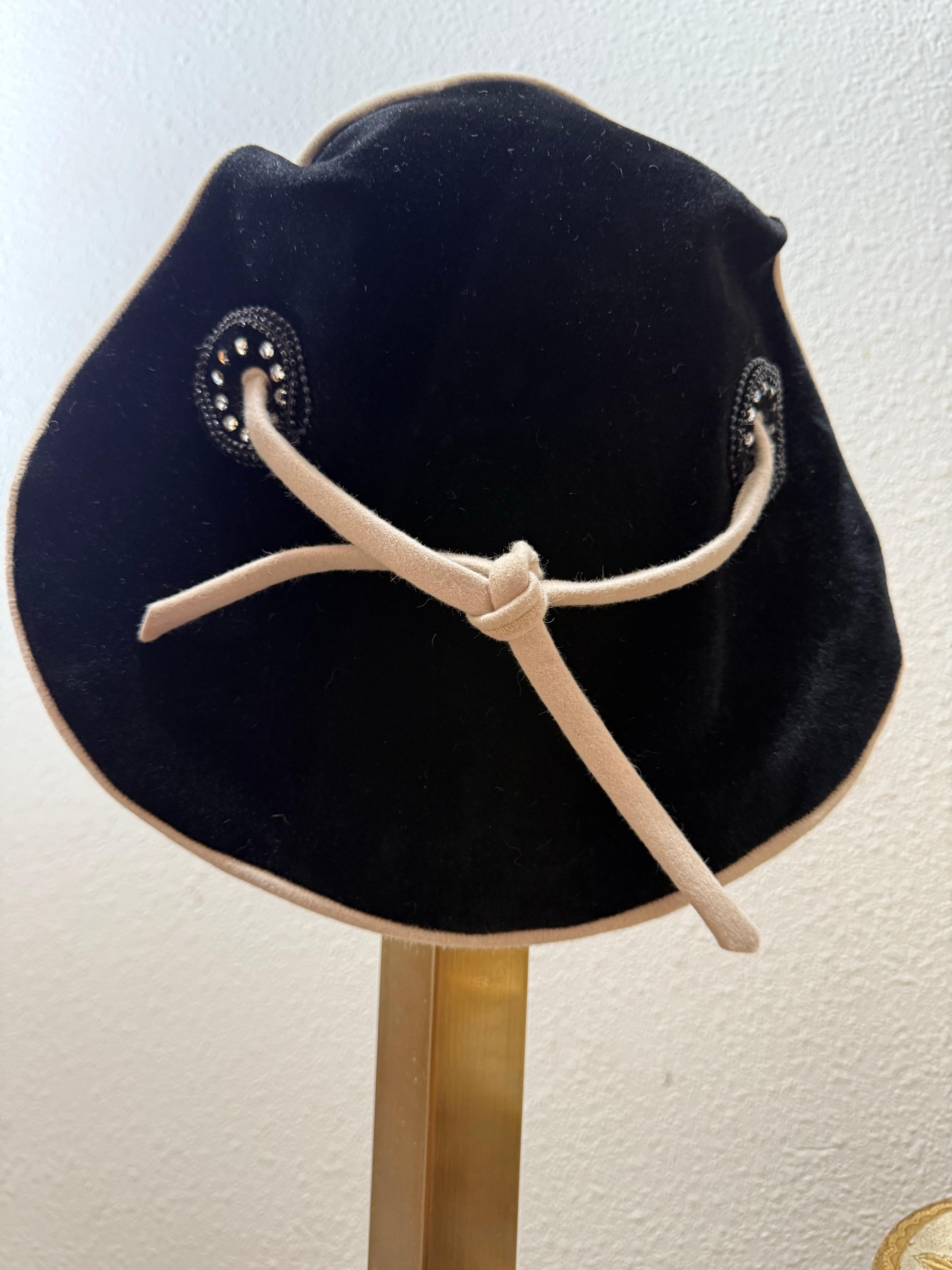 Chapeau en velours noir et feutre écru des années 1950 avec silhouette aérodynamique structurée et cravate en vente 4