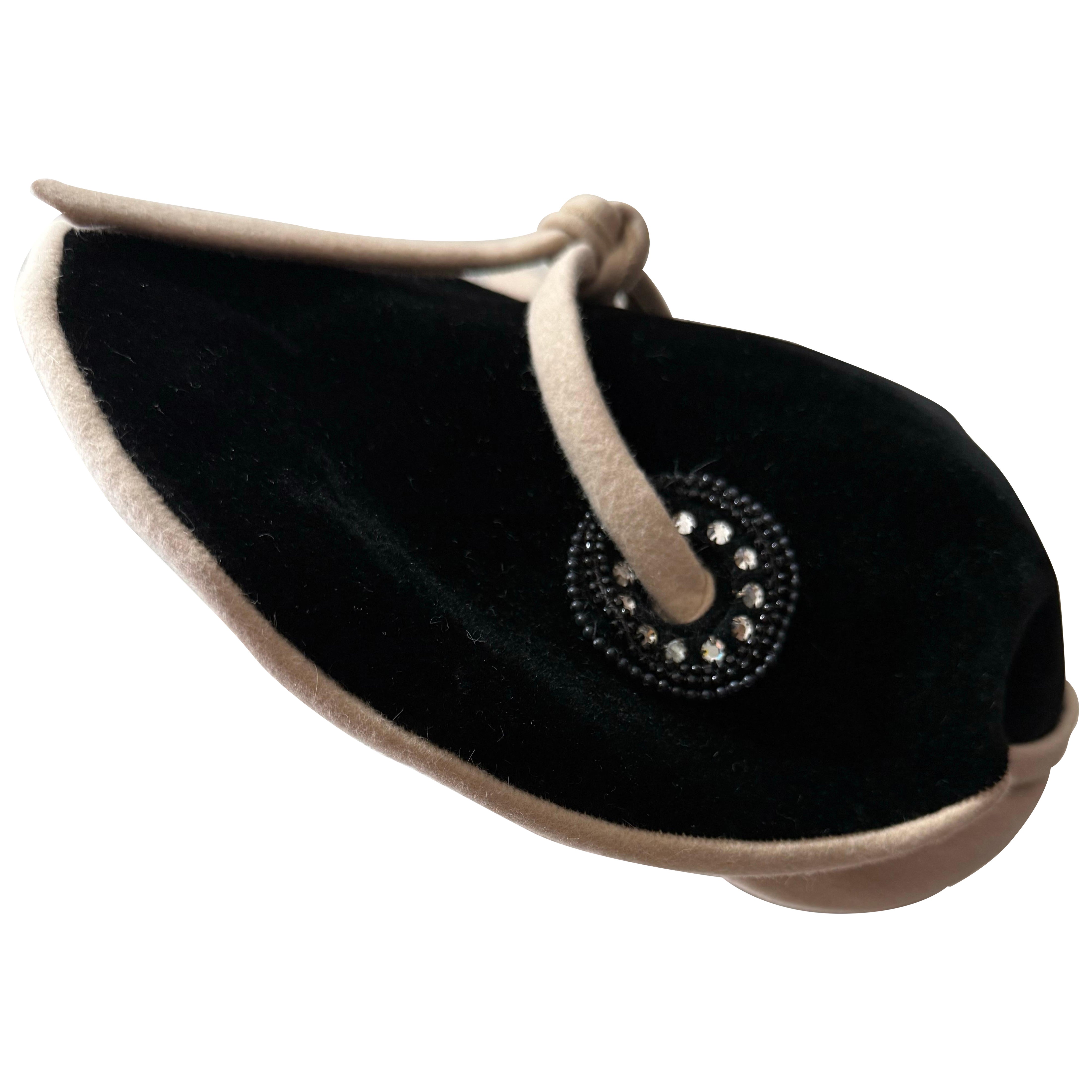 Chapeau en velours noir et feutre écru des années 1950 avec silhouette aérodynamique structurée et cravate en vente