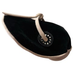 Cappello anni '50 in velluto nero e feltro ecru con silhouette aerodinamica strutturata e cravatta