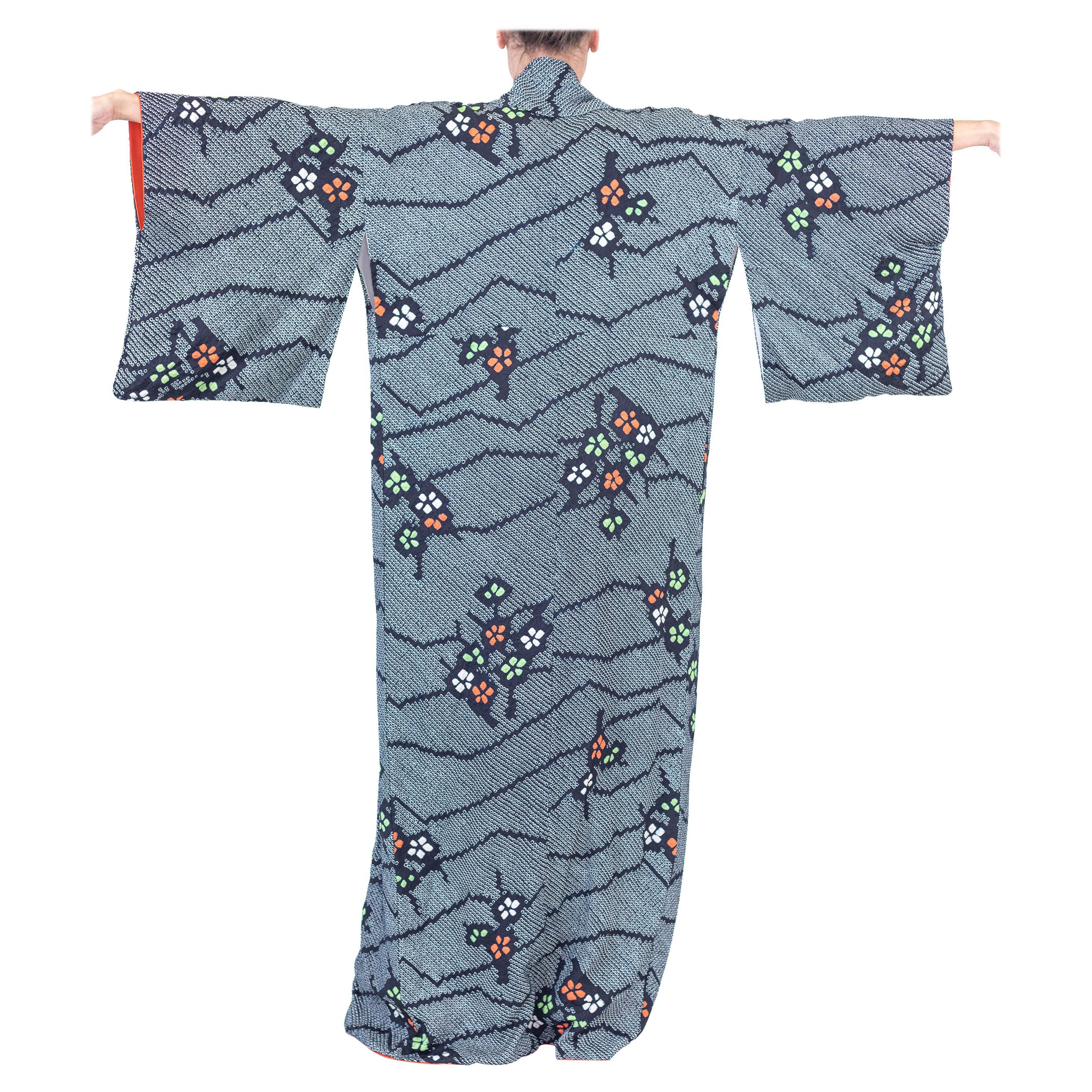 Kimono en soie japonaise Shibori noir et blanc des années 1950, teint à la main en vente