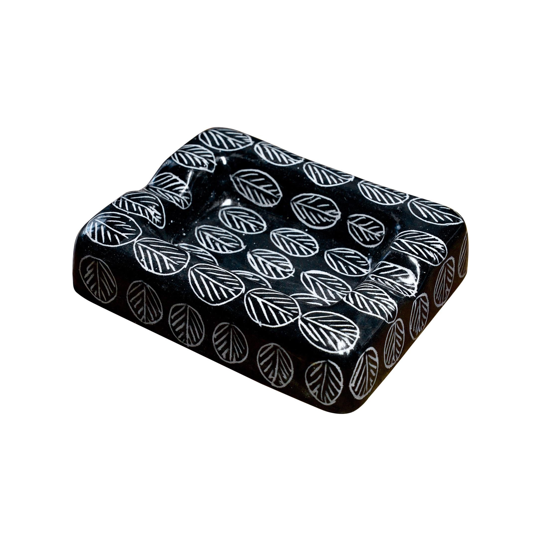 1950s Piatto portacenere a foglia bianca e nera Raymor Pottery Cigar Abstract Jouves French in vendita
