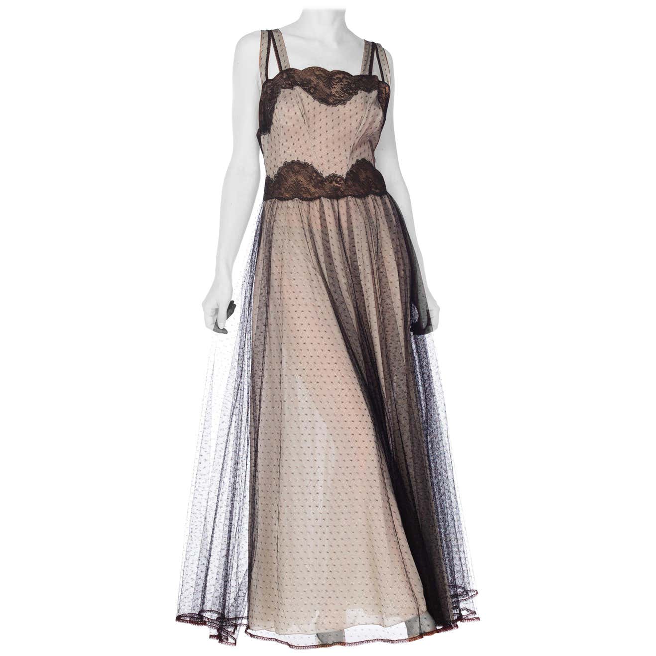 Robe longue en nylon et filet noir et blanc des années 1950Negligee ...