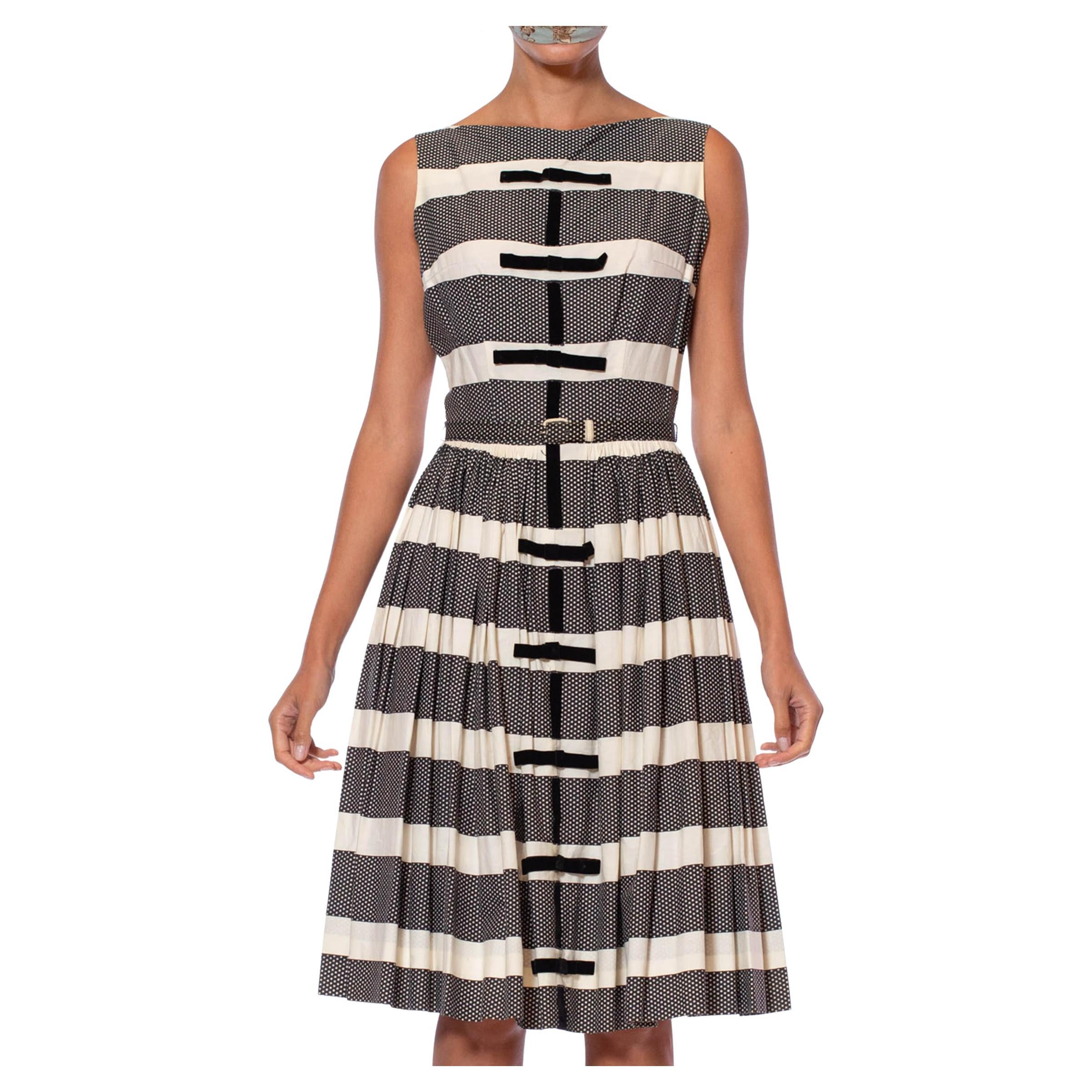 Schwarz-weiß gestreiftes A-Linien-Kleid aus den 1950er Jahren mit Samtschleifen und passendem Gürtel  im Angebot