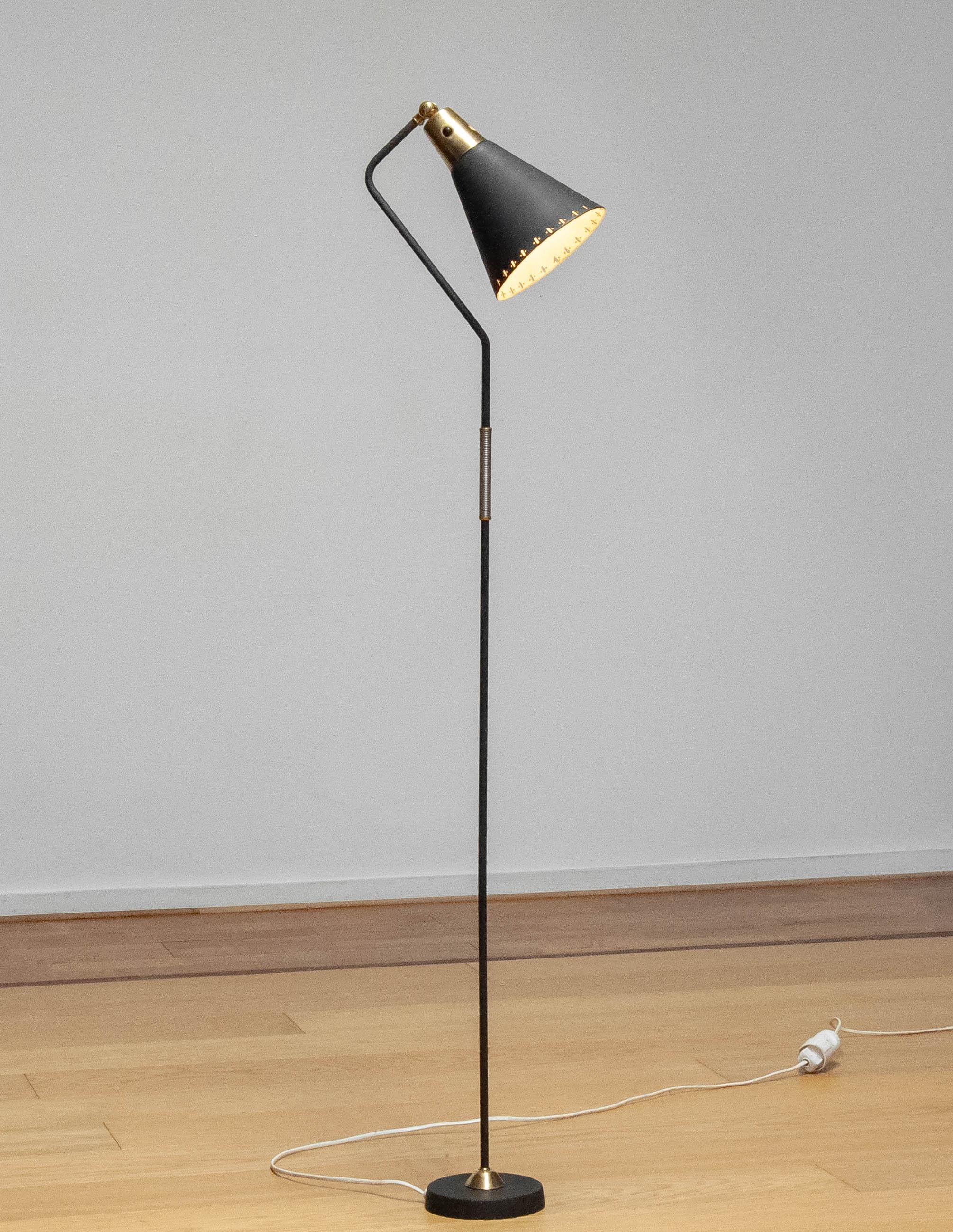Beautiful, Original and extremely rare black lacquered floor lamp, Model G3, with brass and metal details designed by Erik Wärnå for Ewå Värnamo in Sweden. The lamp is in allover good condition and has one E28 / 27 screw fitting. The switch in