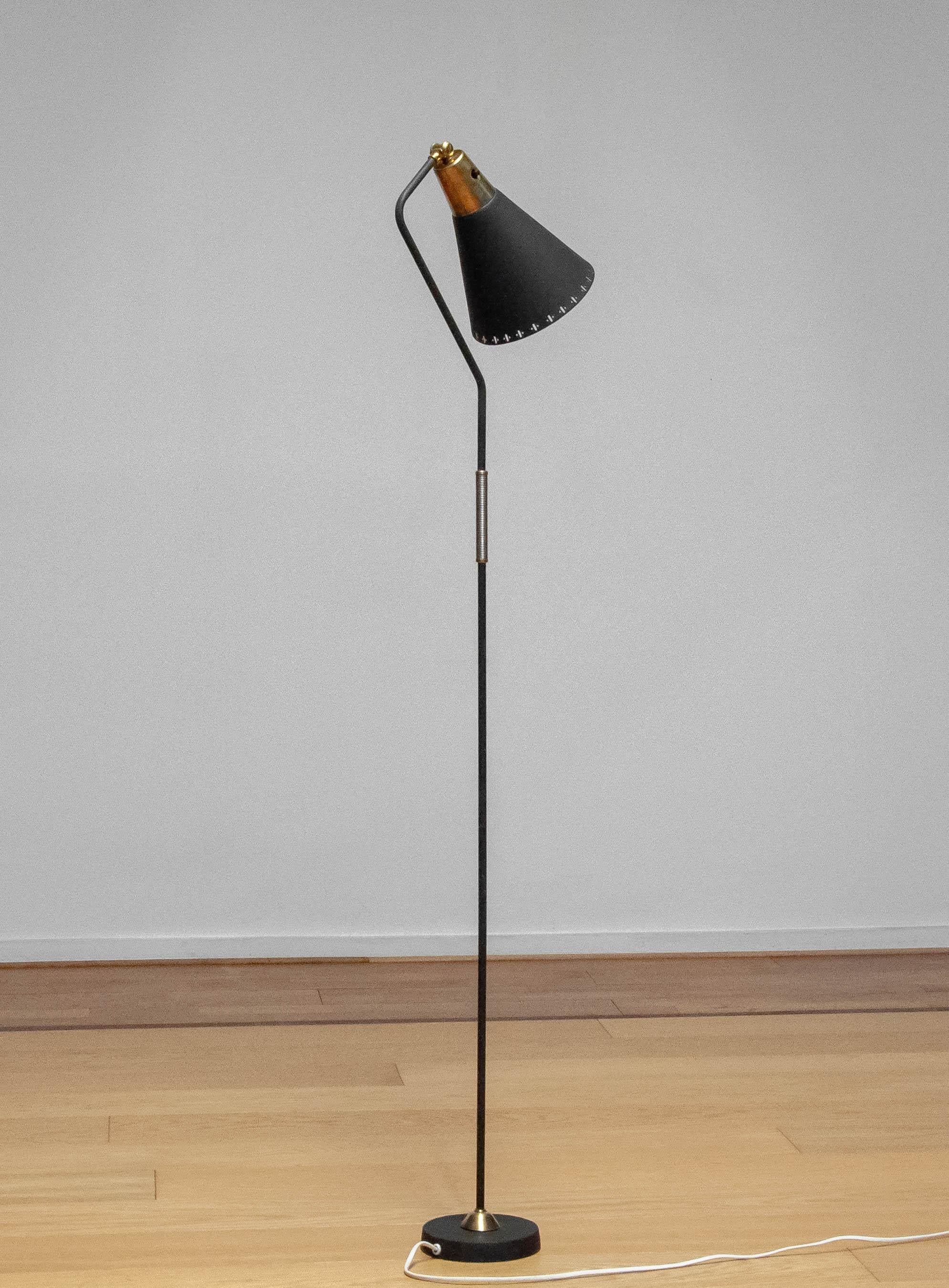 1950s Black With Brass And Metal Details, Model G3, Floor Lamp By Erik Wärnå In Good Condition In Silvolde, Gelderland