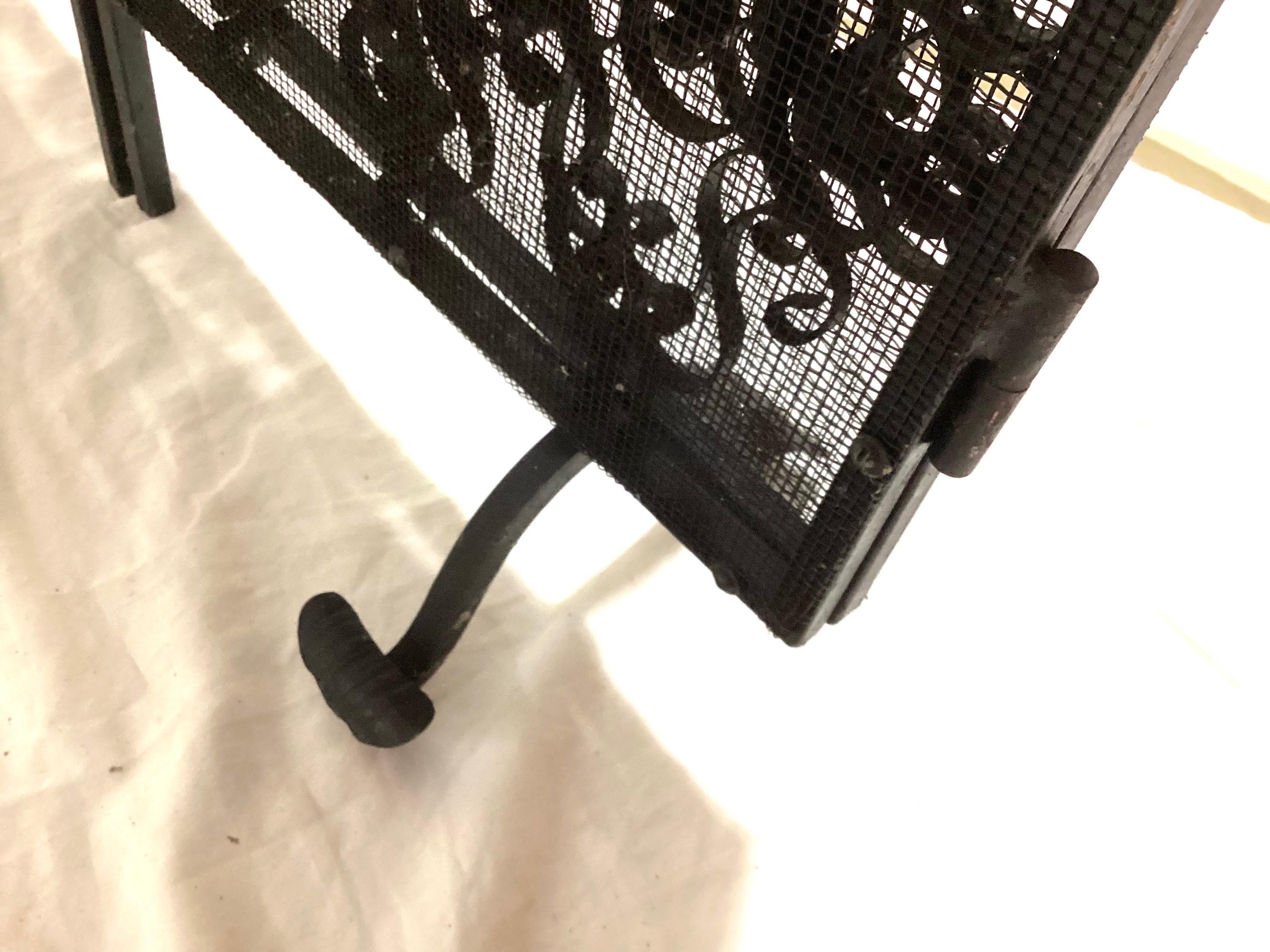 Paravento per caminetto a 3 pannelli in ferro battuto nero degli anni '50 con lavorazione a volute e foglie in vendita 3