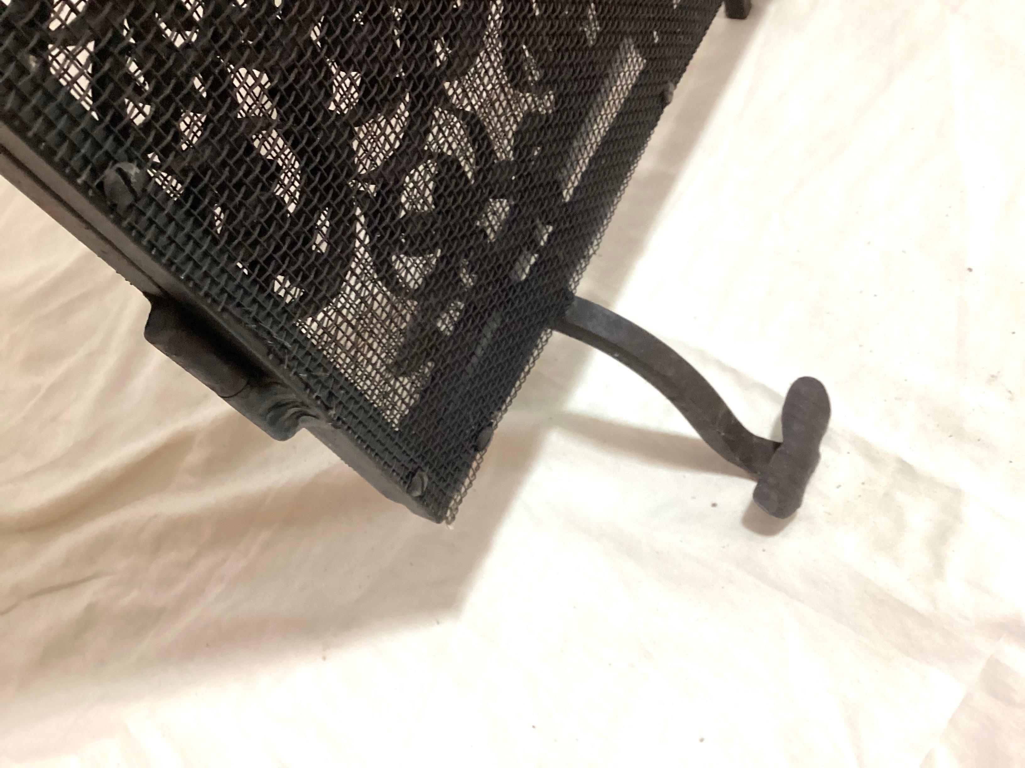 Paravento per caminetto a 3 pannelli in ferro battuto nero degli anni '50 con lavorazione a volute e foglie in vendita 4