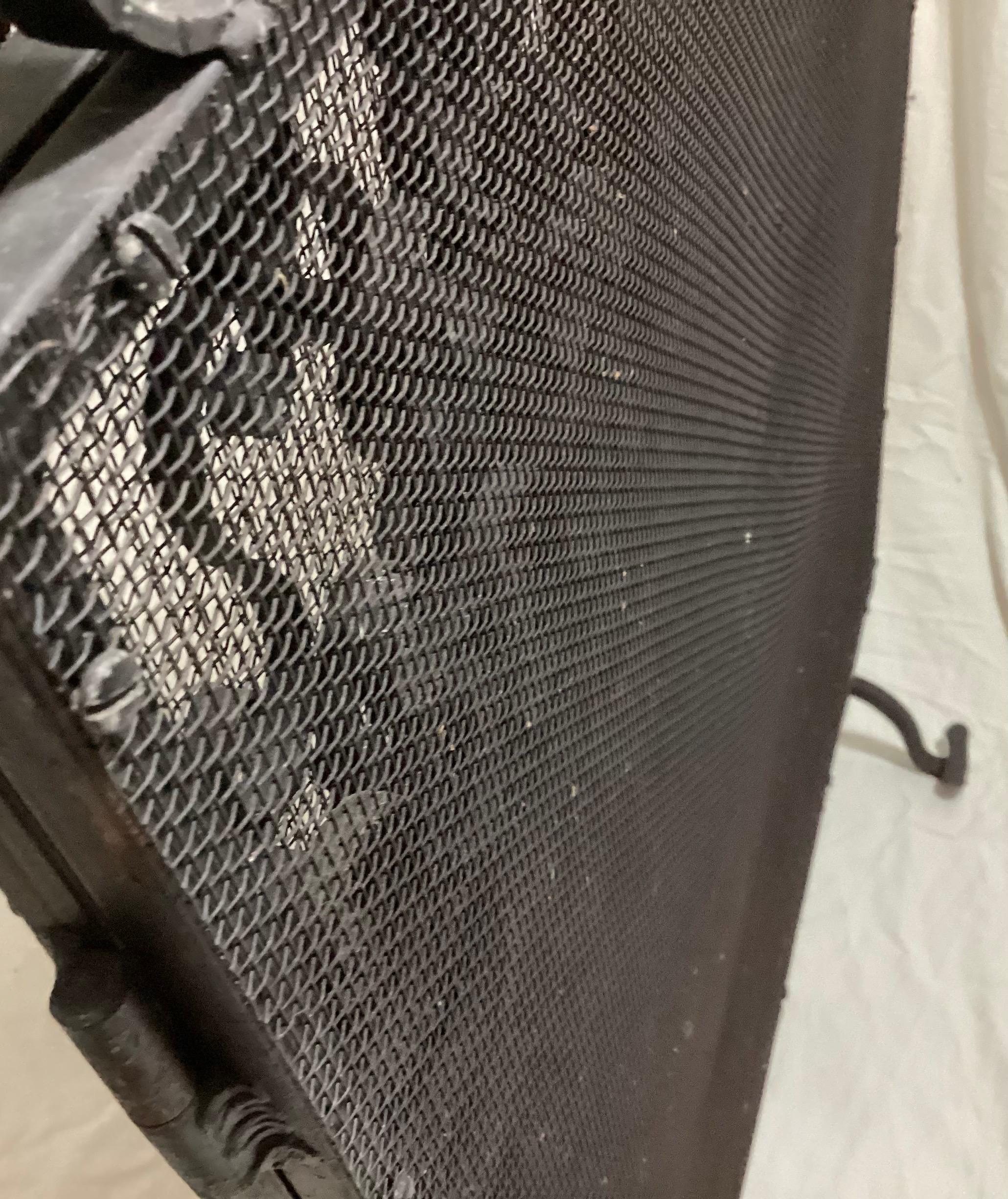 Paravento per caminetto a 3 pannelli in ferro battuto nero degli anni '50 con lavorazione a volute e foglie in vendita 5