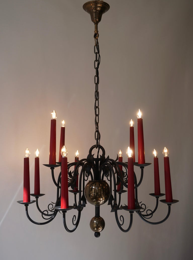 1950s Black Wrought Iron Gothic Chandelier with 12 Red Candlesticks In Good Condition For Sale In Antwerp, BE