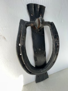 Aldaba de herradura de hierro forjado negro de los años 50