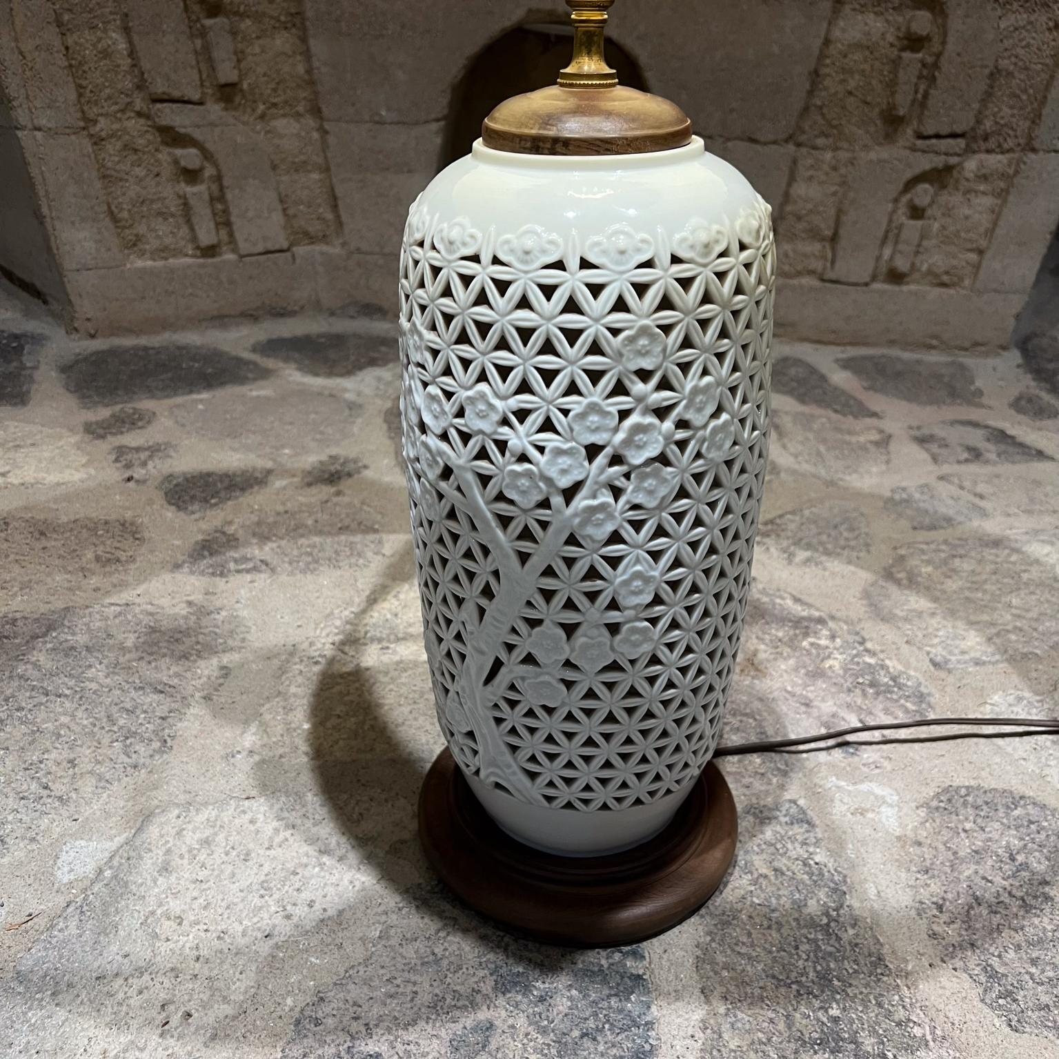 Chinesische Vasenlampen Blanc De Chine aus netzförmigem Porzellan, 1950er Jahre im Angebot 5