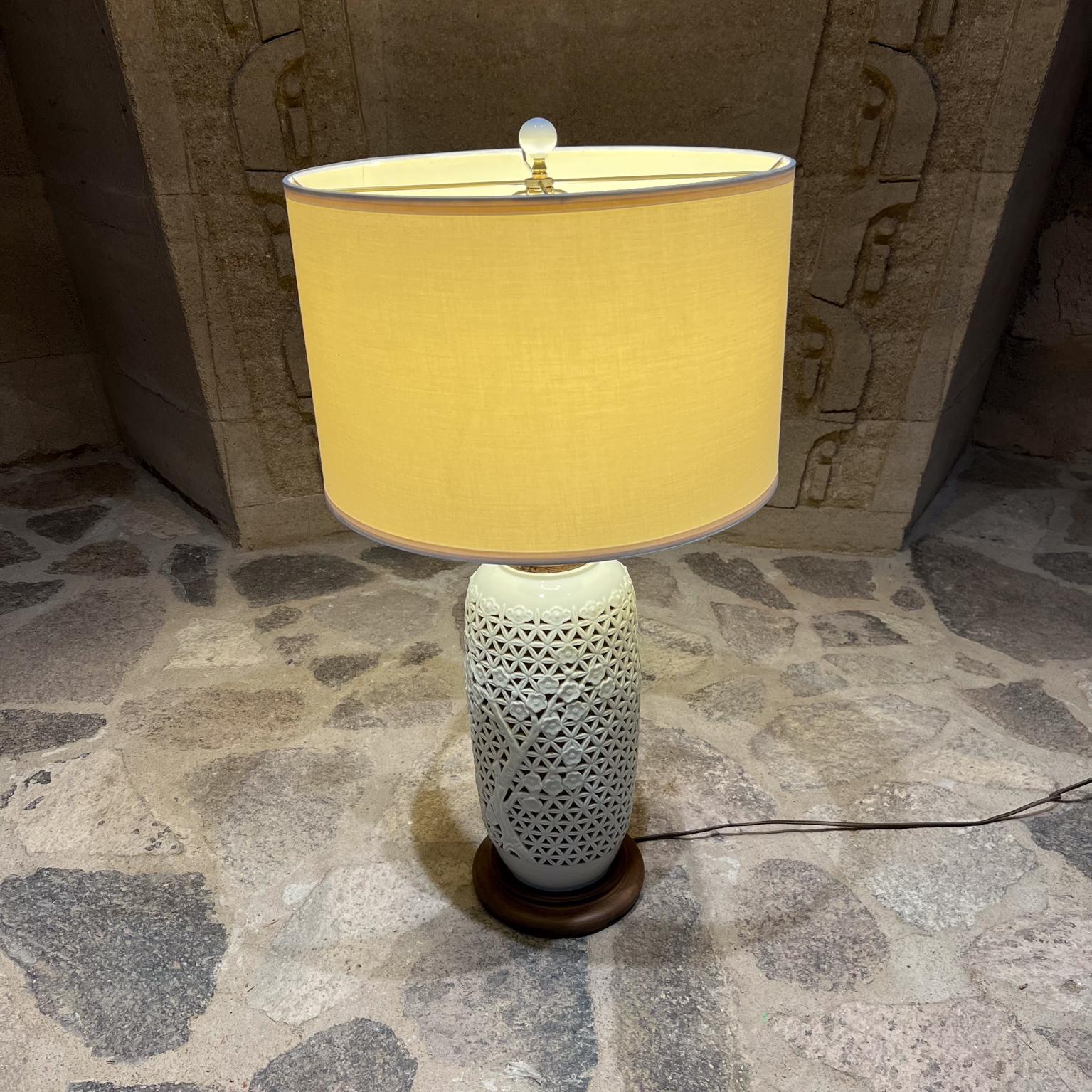 1950s Blanc De Chine Chinese Vase Lamps Reticulated Porcelain en vente 7