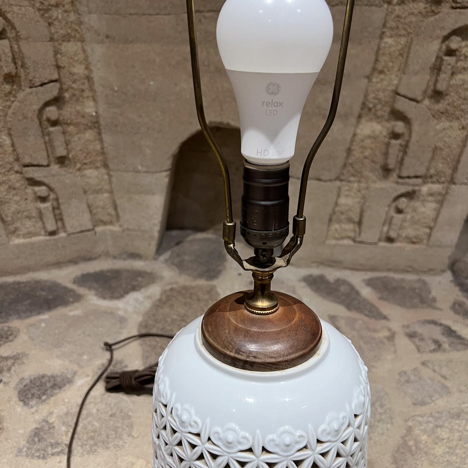Milieu du XXe siècle 1950s Blanc De Chine Chinese Vase Lamps Reticulated Porcelain en vente