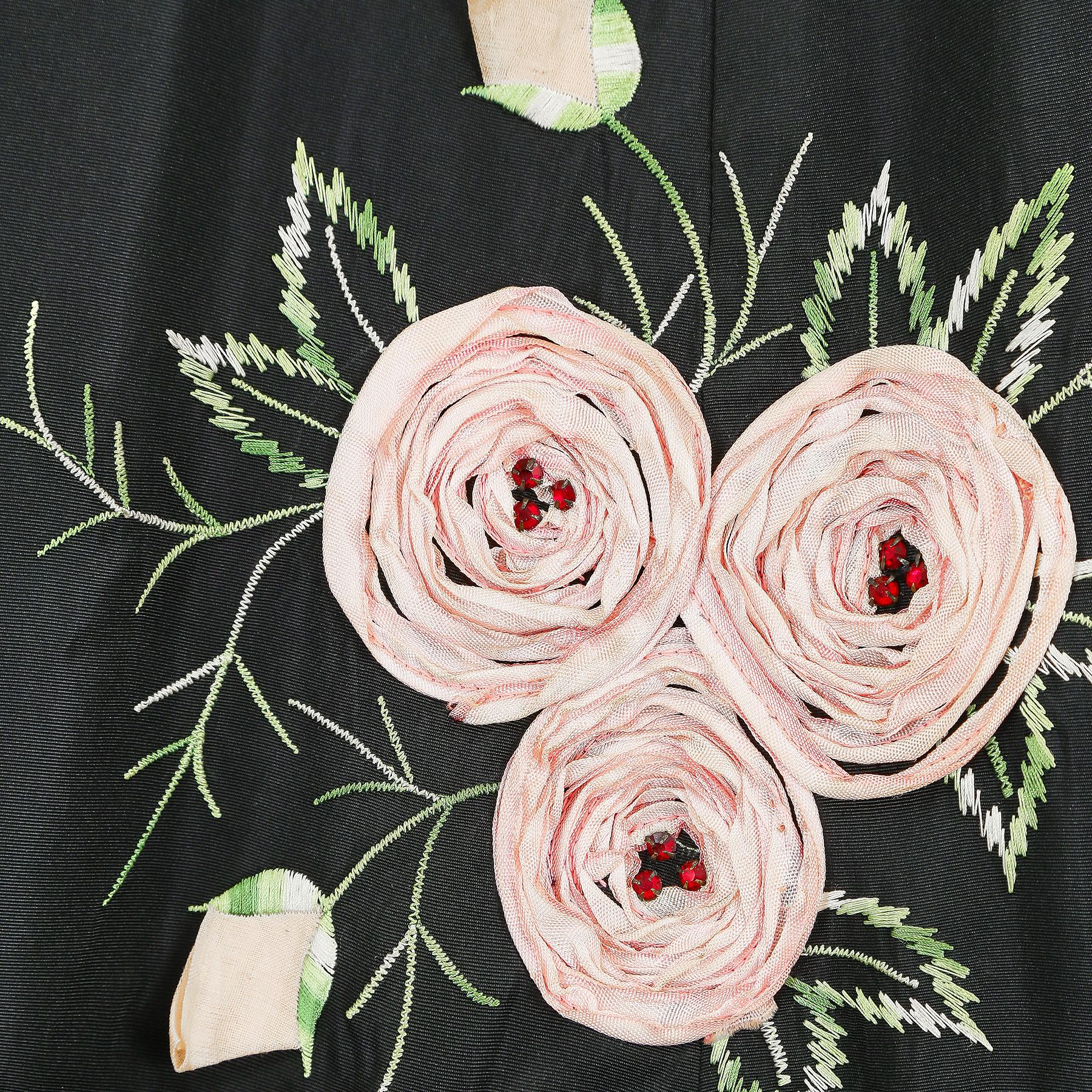 Blanes 1950 - Robe en taffetas noir avec applications de roses Bon état - En vente à London, GB