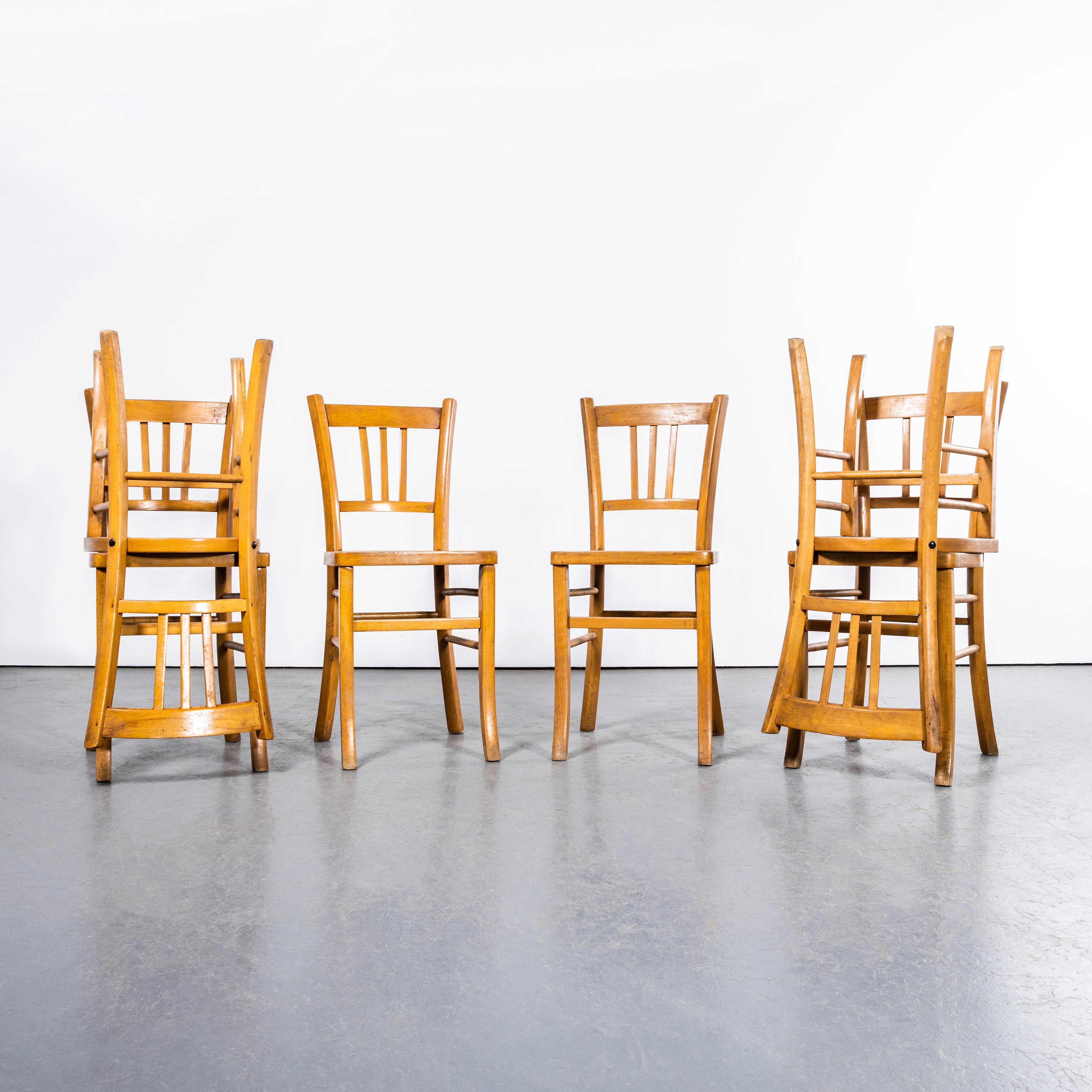 Sedie da pranzo bionde da fattoria degli anni '50 con gambe quadrate - Set di sei. 

Il processo di piegatura a vapore del faggio per creare sedie eleganti fu scoperto e sviluppato da Thonet, ma quando i suoi brevetti scaddero nel 1869 molte