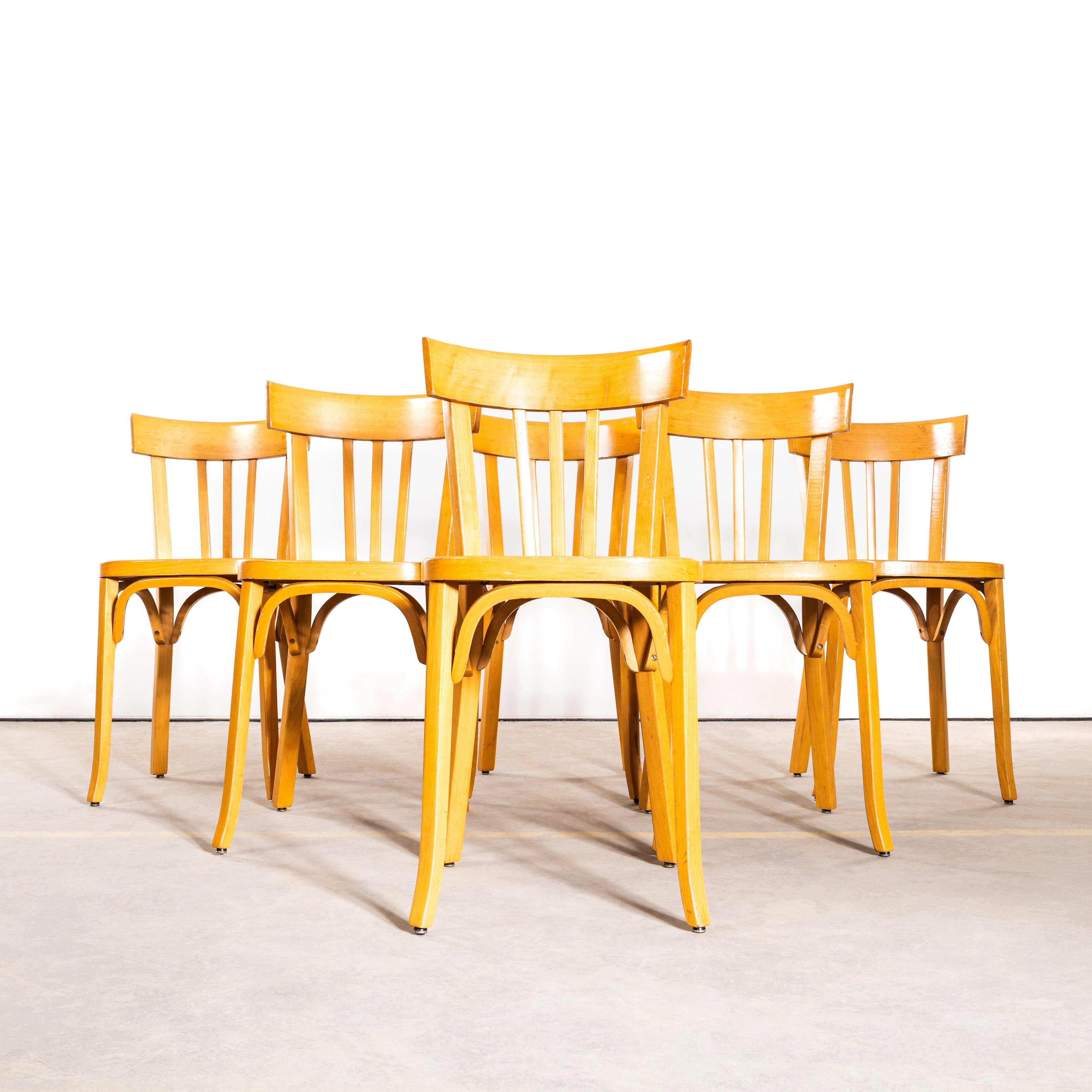 Chaises de salle à manger en bentwood blond à assise plate des années 1950 - ensemble de six. Fabriqué par le fabricant Baumann. Baumann est un producteur français un peu à l'écart des radars, qui commence tout juste à s'imposer sur le marché.