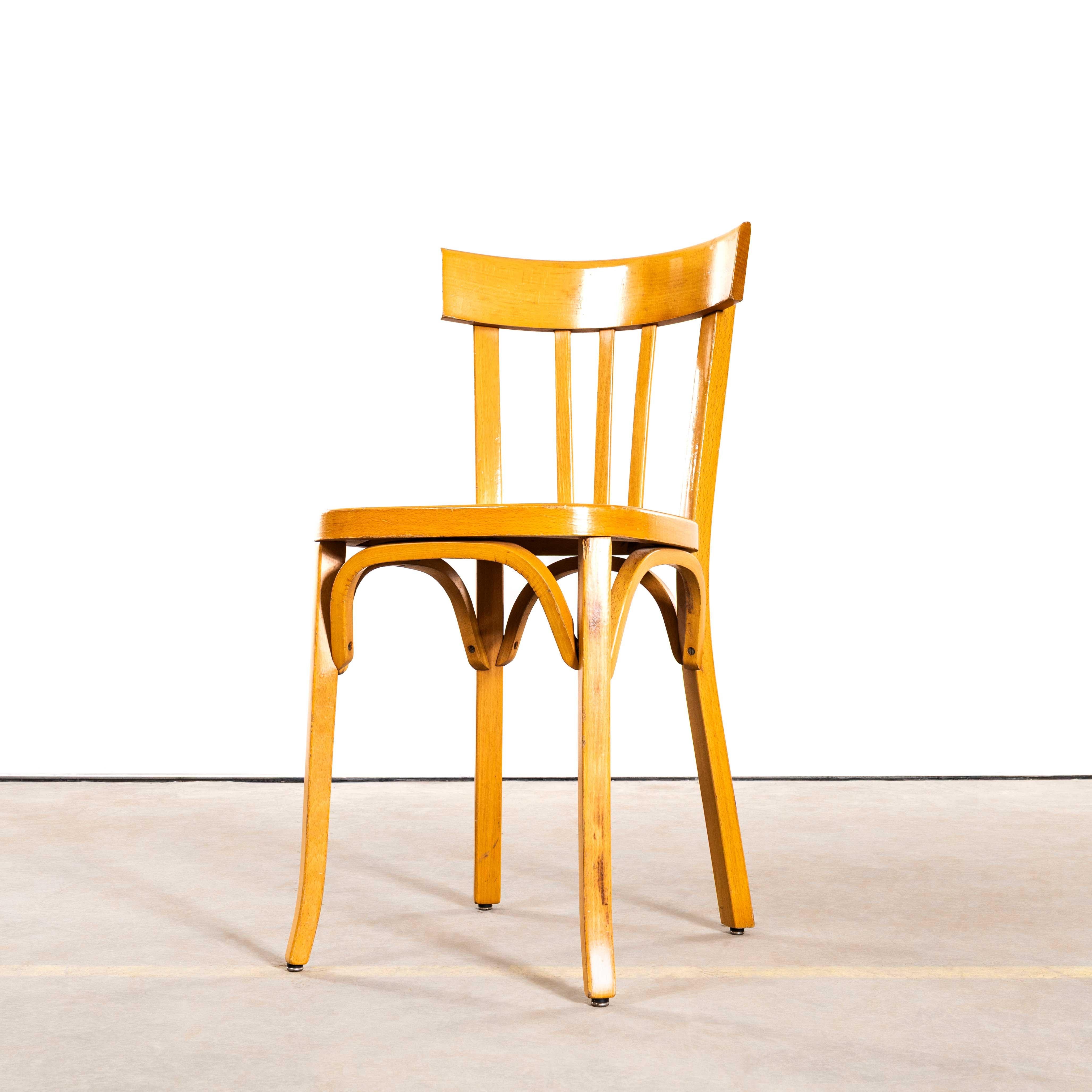 Français Chaises de salle à manger en bentwood blond à assise plate des années 1950 - Ensemble de six chaises en vente