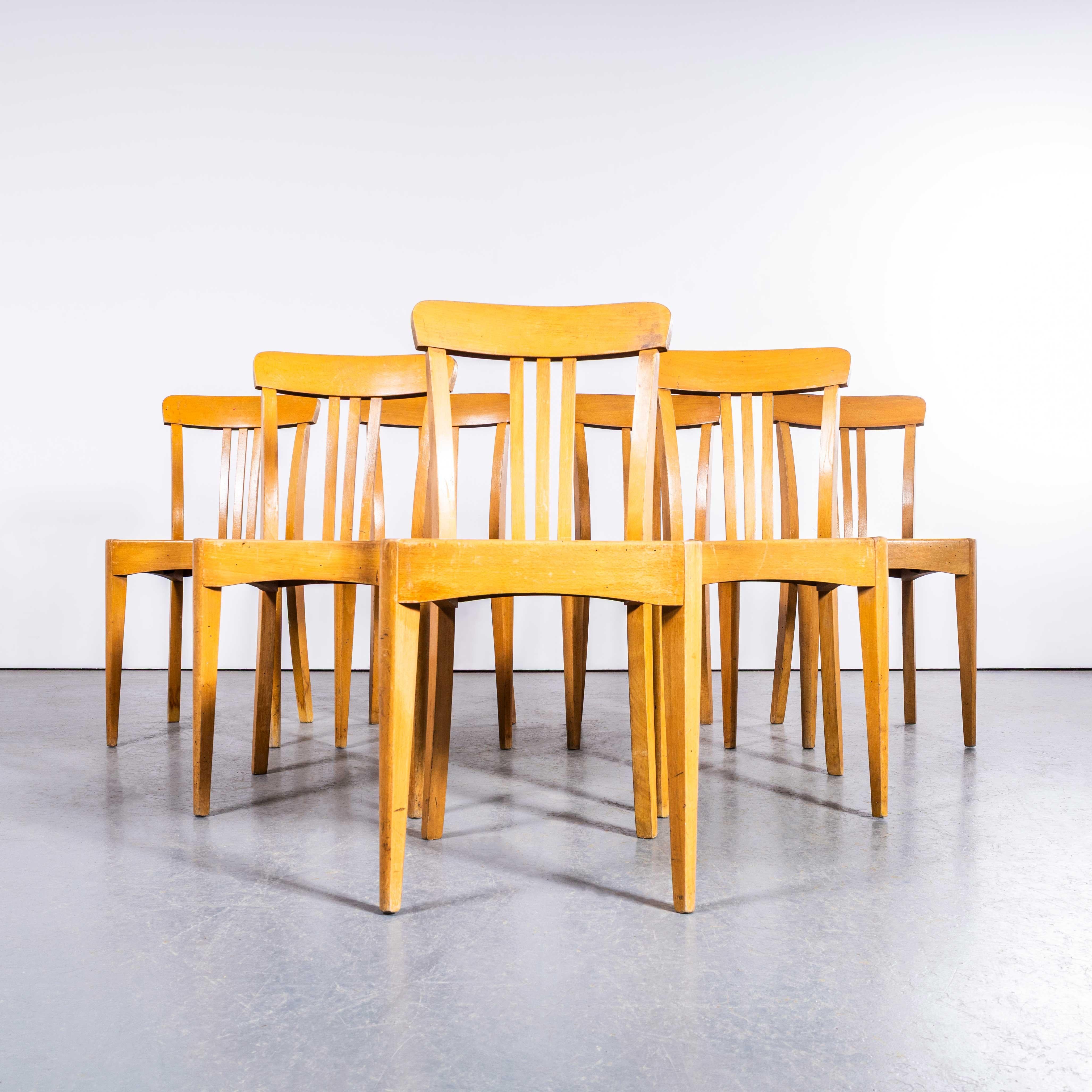 Sillas de comedor Stella rubias de los años 50 con asiento angular acanalado - Juego de siete. 

Stella es un fabricante francés de sillas menos conocido, fundado originalmente en 1912 como la empresa Auriol, que fabricaba carretillas. En 1922, Léon