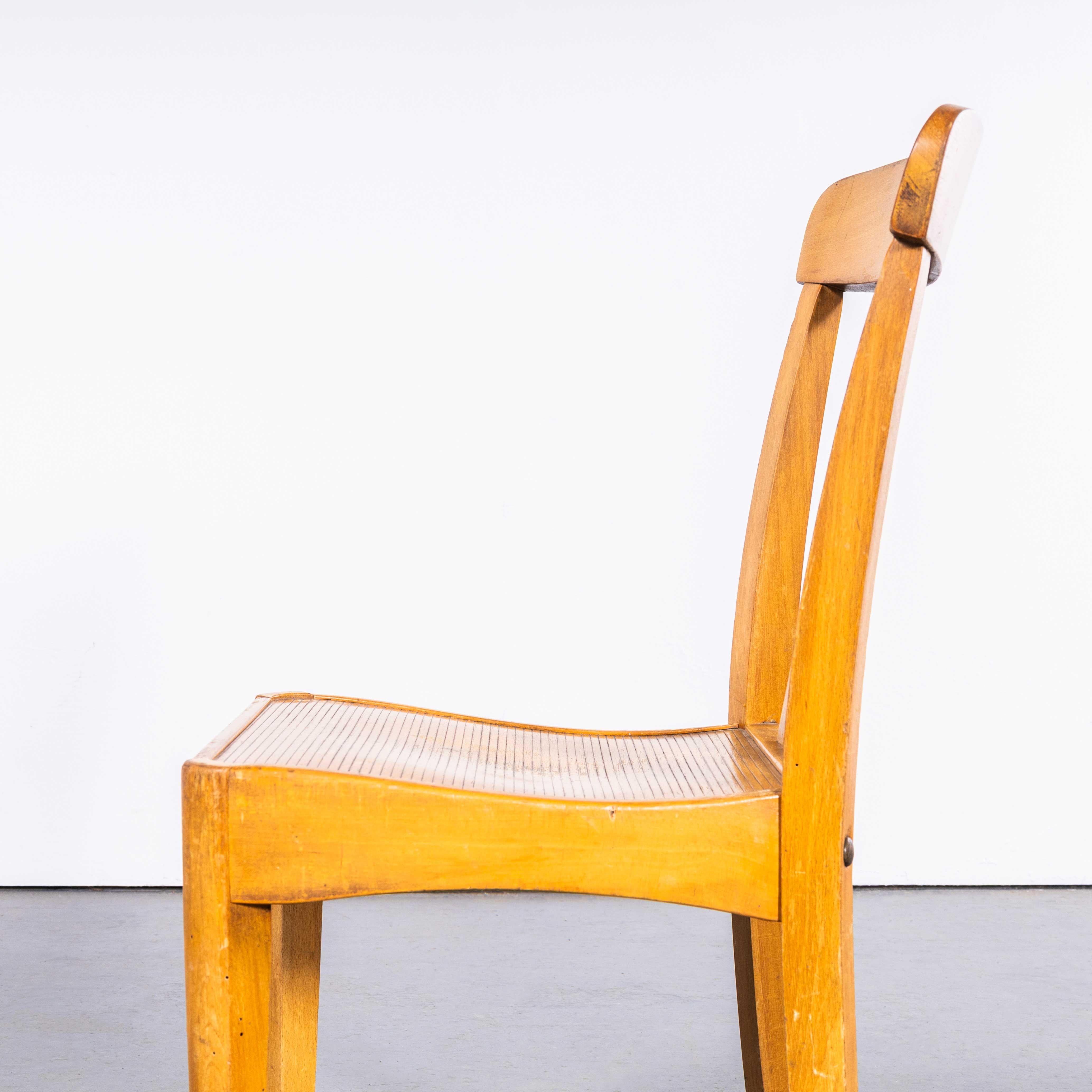 Sillas de comedor Stella rubias de los años 50 con asiento angular acanalado - Juego de siete mediados del siglo XX en venta