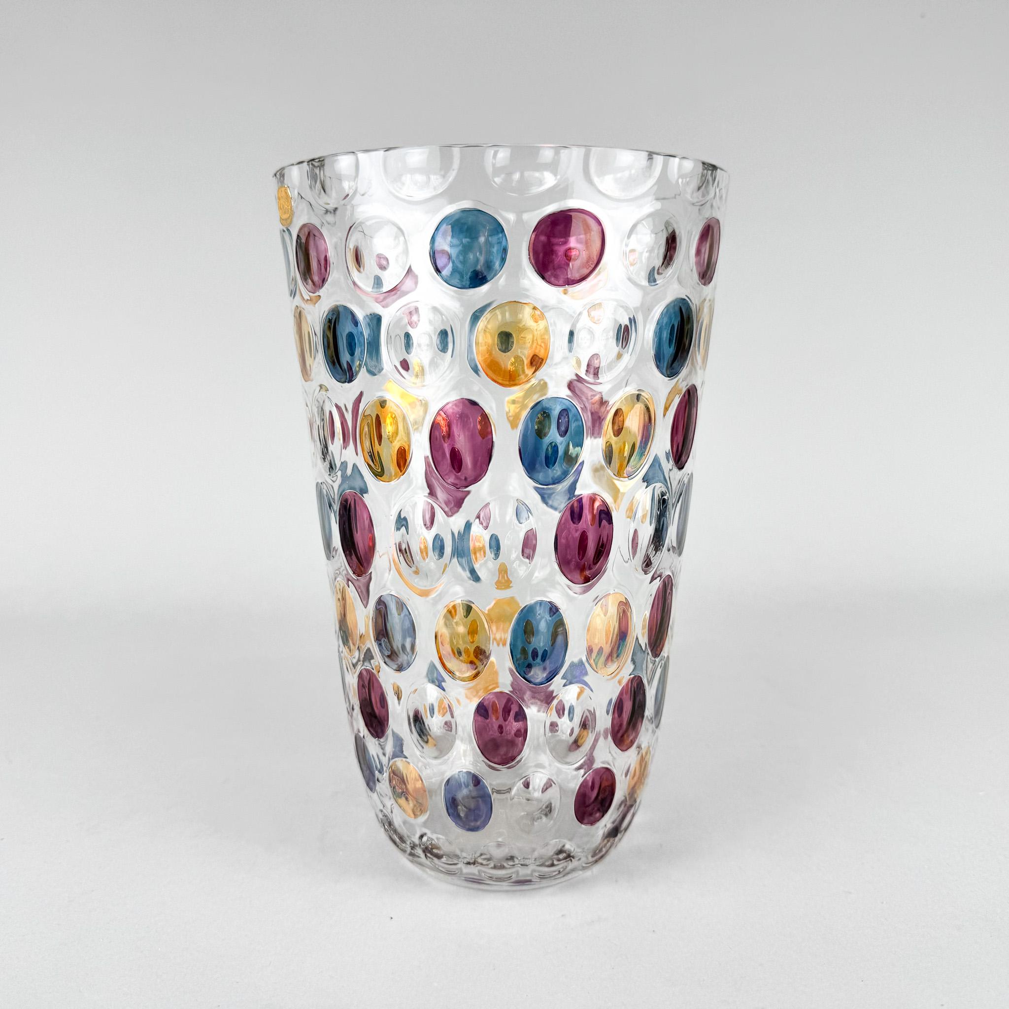 Un bellissimo vaso ceco in vetro trasparente soffiato a stampo con un disegno di olive colorate della collezione Collectional.  'NEMO'. Prodotto dalla vetreria Borske Sklo negli anni '50/'60 e disegnato da Max Kannegiesser. 