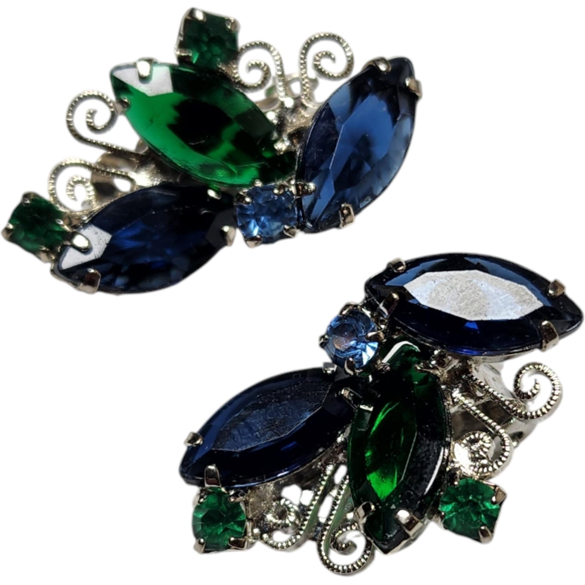 Artisan 1950s Boucles d'oreilles à clip en strass bleu et vert avec filigrane Silver Tone en vente