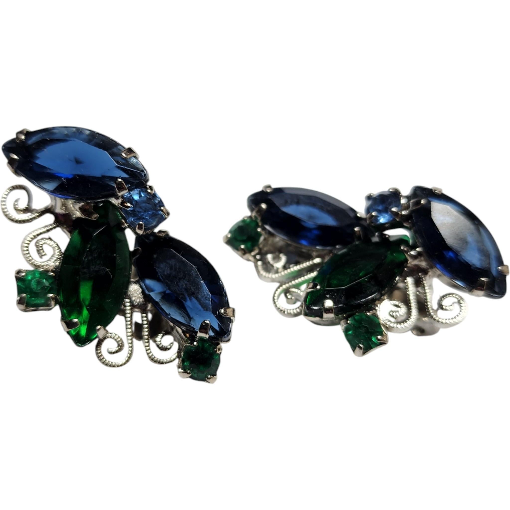 Perle 1950s Boucles d'oreilles à clip en strass bleu et vert avec filigrane Silver Tone en vente