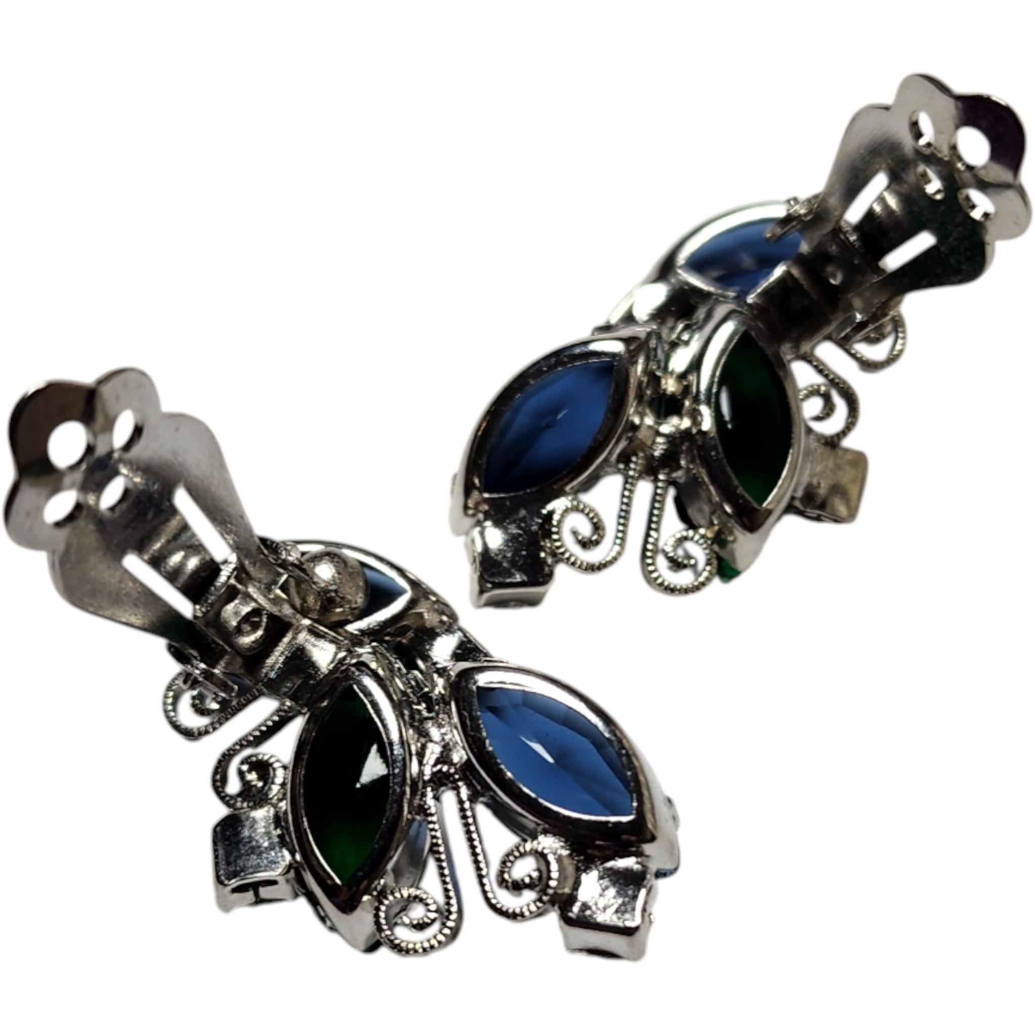 1950s Boucles d'oreilles à clip en strass bleu et vert avec filigrane Silver Tone Bon état - En vente à Milford, DE