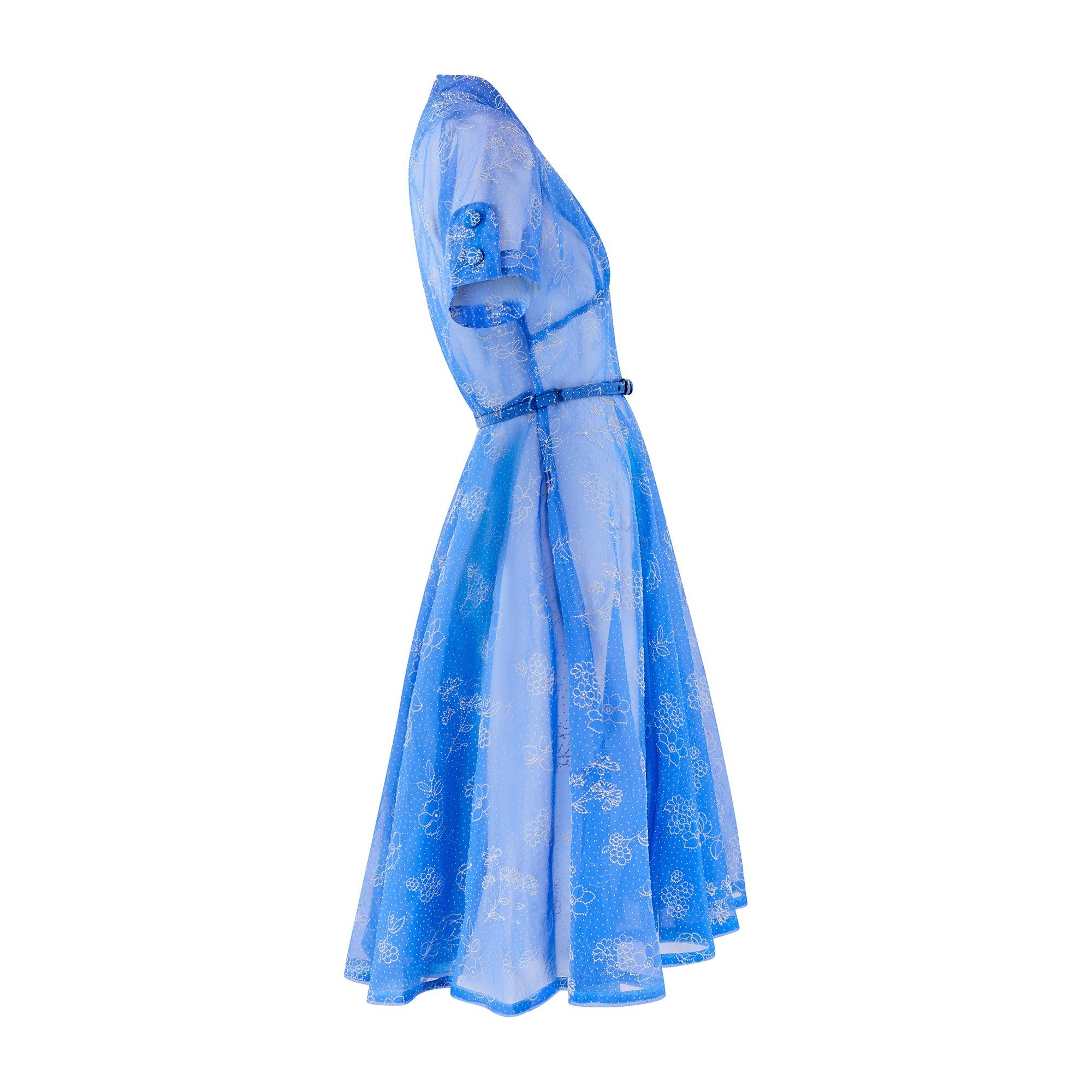 Cette robe des années 1950 est taillée dans un style robe de thé à manches courtes, avec une jupe ample et tourbillonnante, et présente des détails de conception inhabituels.  Le tissu est un organza artificiel d'un bleu bleuet saisissant, avec des