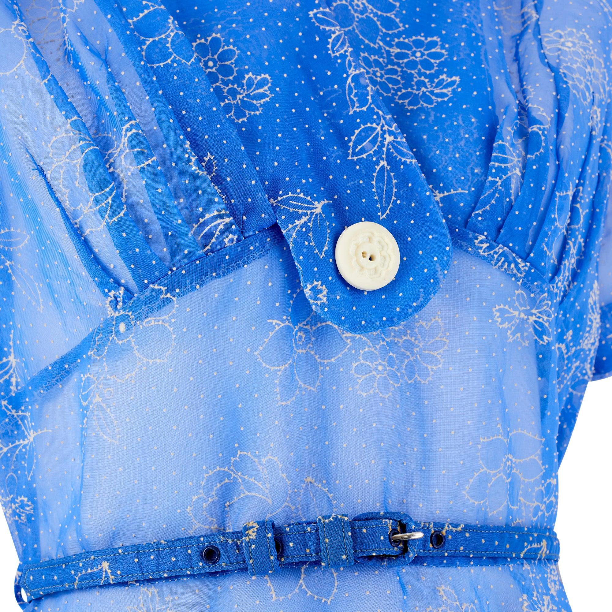 Robe à imprimé floral floqué bleu et blanc des années 1950 Excellent état - En vente à London, GB