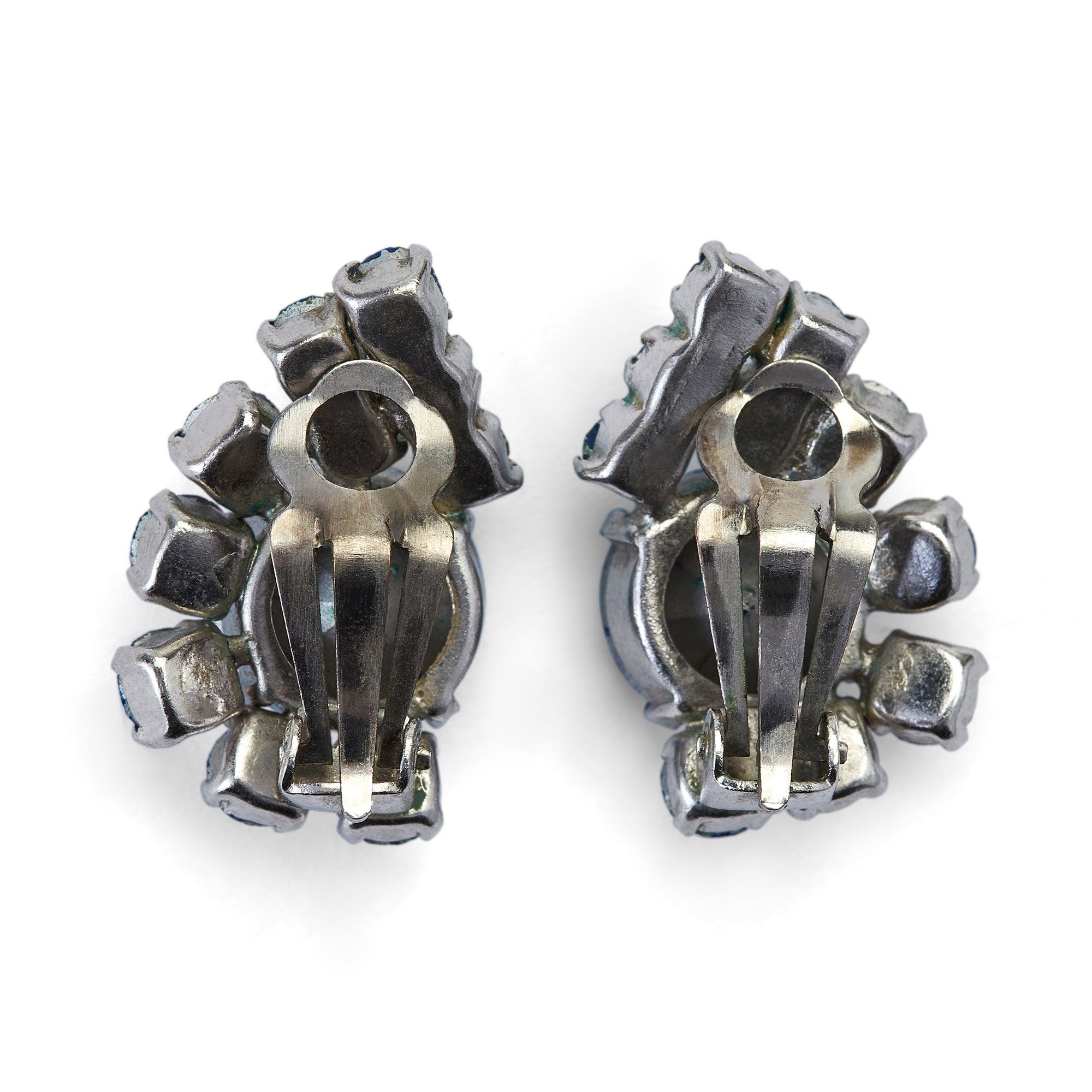 Boucles d'oreilles originales en cristal de strass représentant une aurore boréale, datant des années 1950. Le cristallier autrichien Daniel Swarovski a inventé cette finition en 1956 lorsqu'il a commencé à recouvrir les cristaux d'un éclat irisé