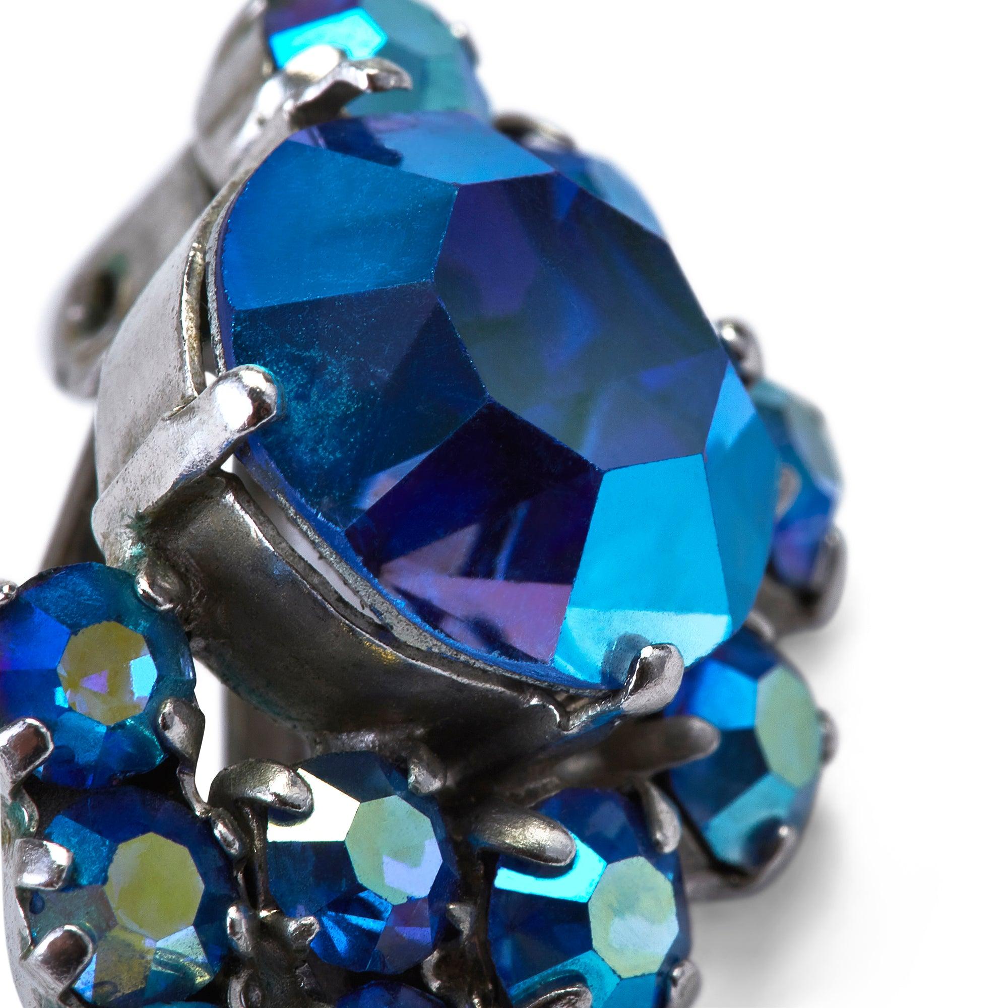 Boucles d'oreilles en forme de goutte d'eau avec pierre irisée Aurora Borealis bleue des années 1950 Excellent état - En vente à London, GB