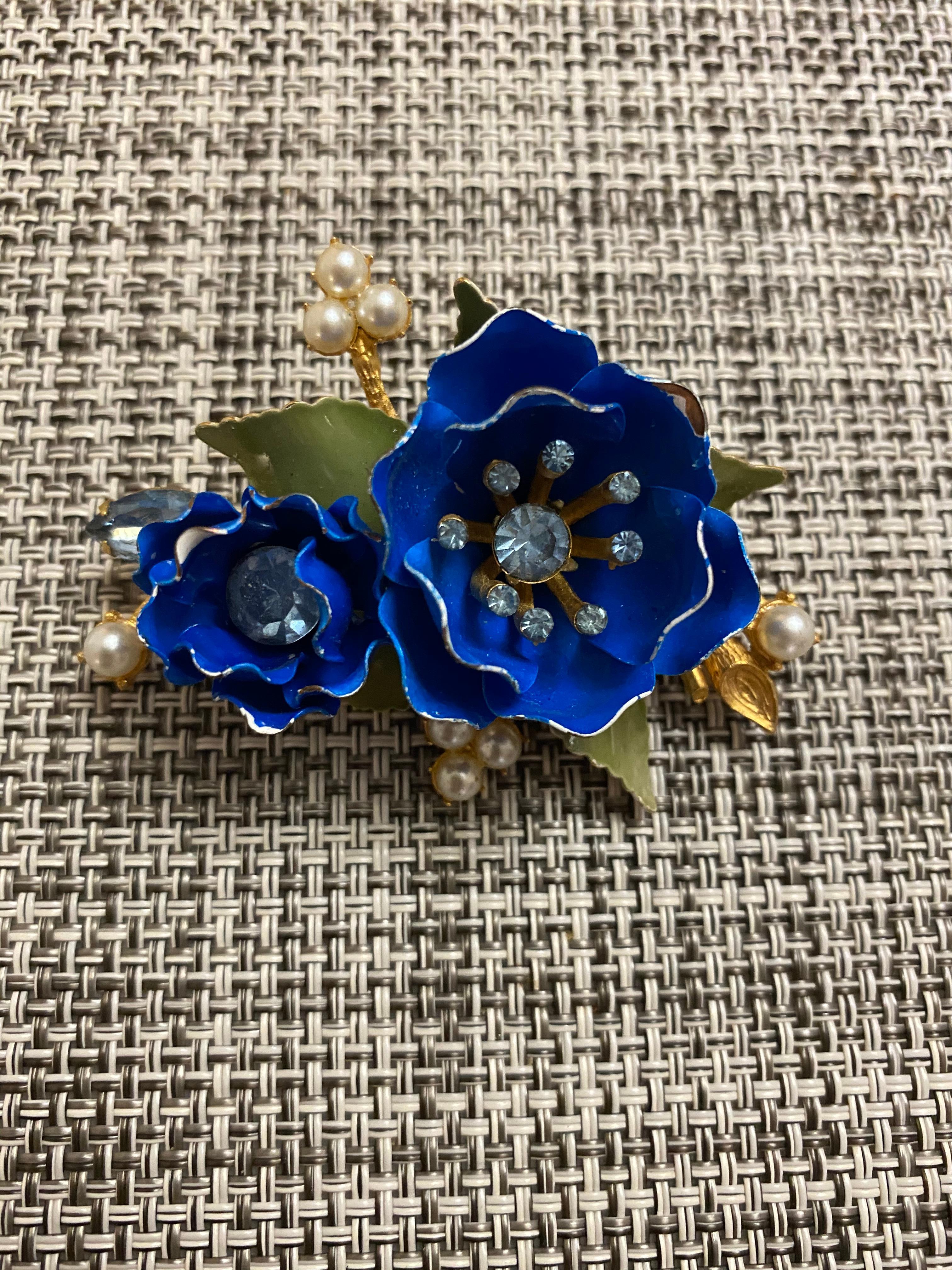 Beautiful 1950s Blue Enamel Flower Brooch Pin.
See measurement and weight ( pictures attached)