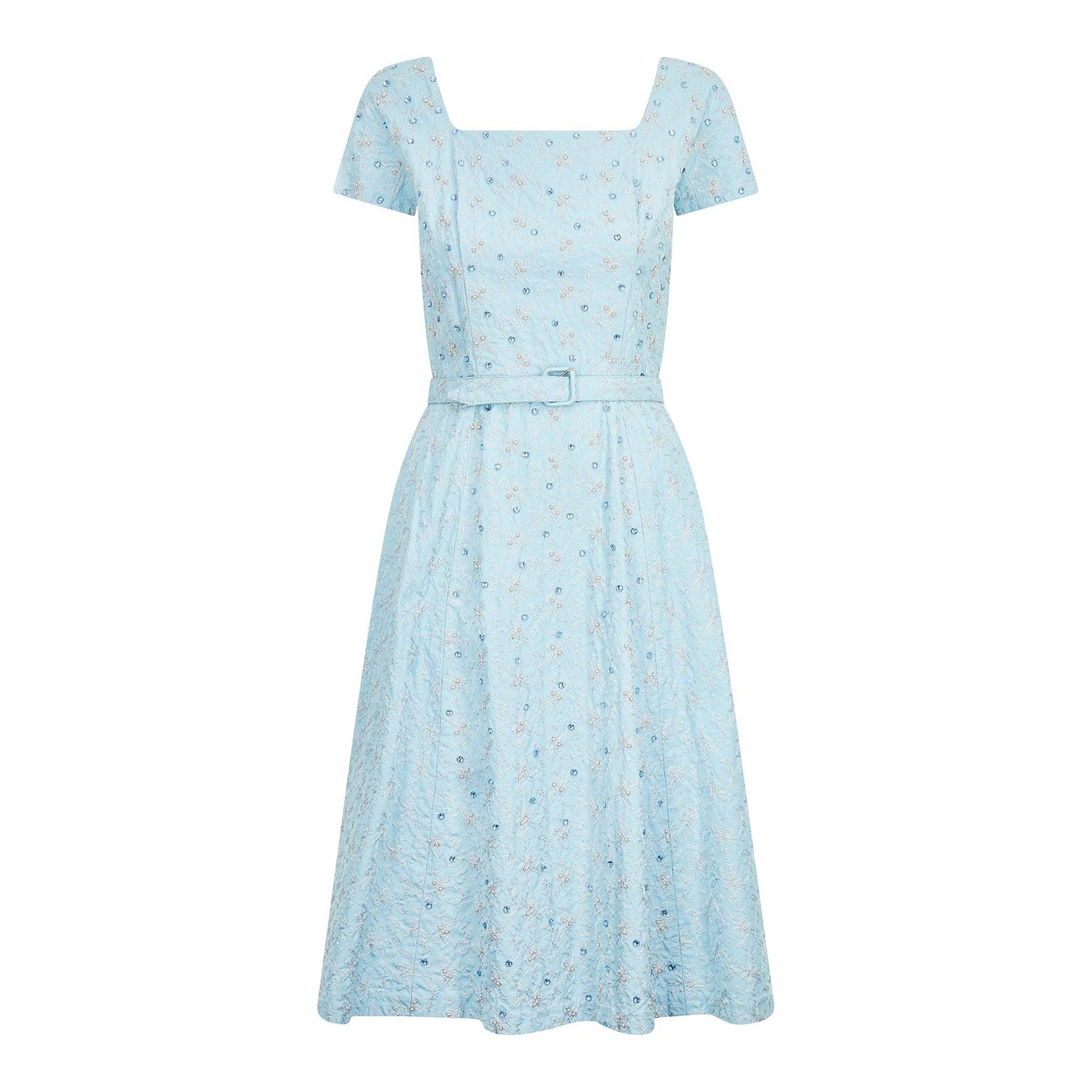 Blaues, mit Blumen besticktes und mit Kristallen besetztes Kleid aus den 1950er Jahren