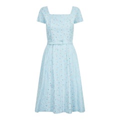 Robe à jupe complète brodée de fleurs et de cristaux, bleu, années 1950