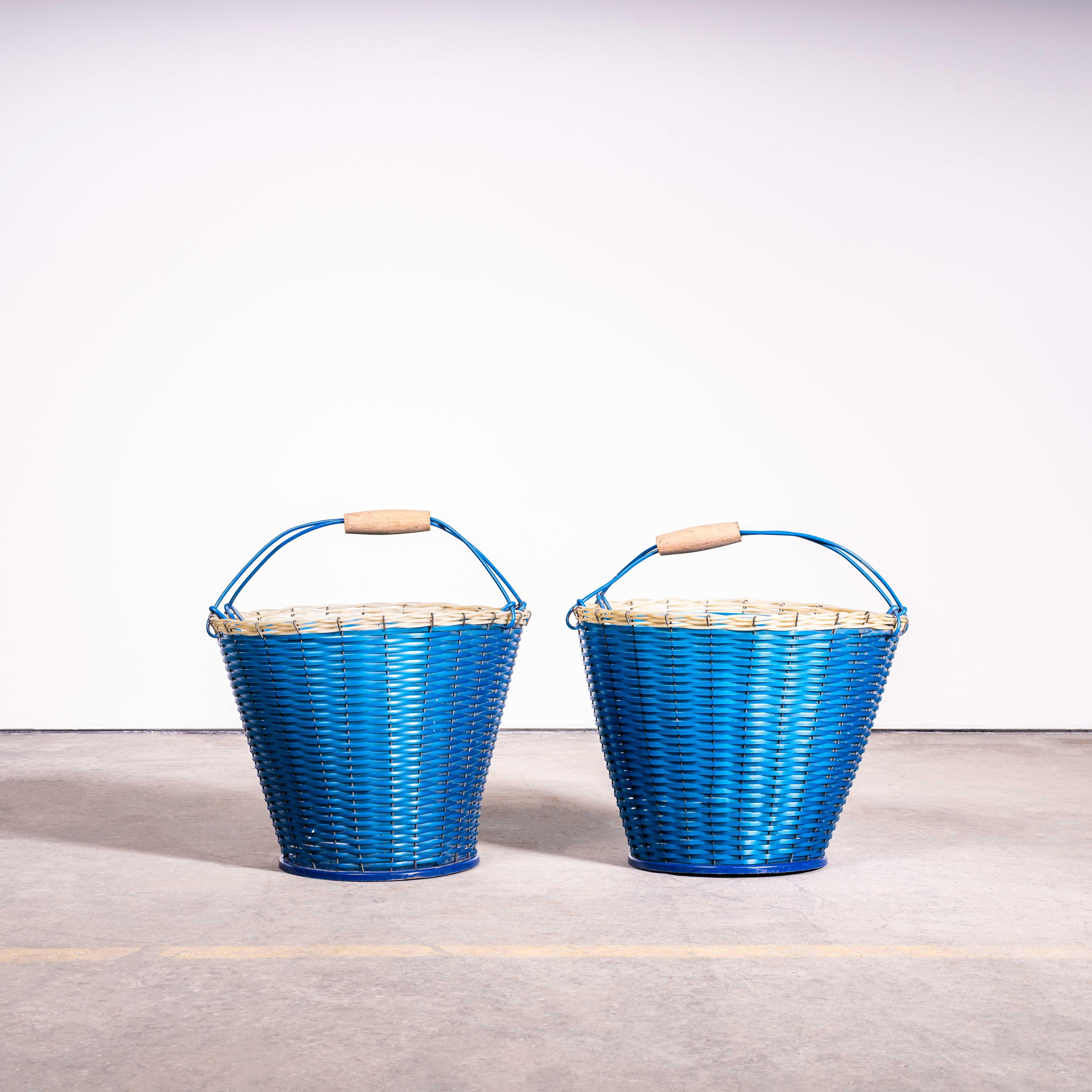 1950's Blue Grape Picking Baskets - New Old Stock DDR. 

Wunderschöne originale Weinlesekörbe aus der DDR, besser bekannt als Nachkriegs-Osteuropa. Die meisten haben originale DDR-Etiketten. Handgewebt in den 1950er Jahren mit plastischer Bindung.