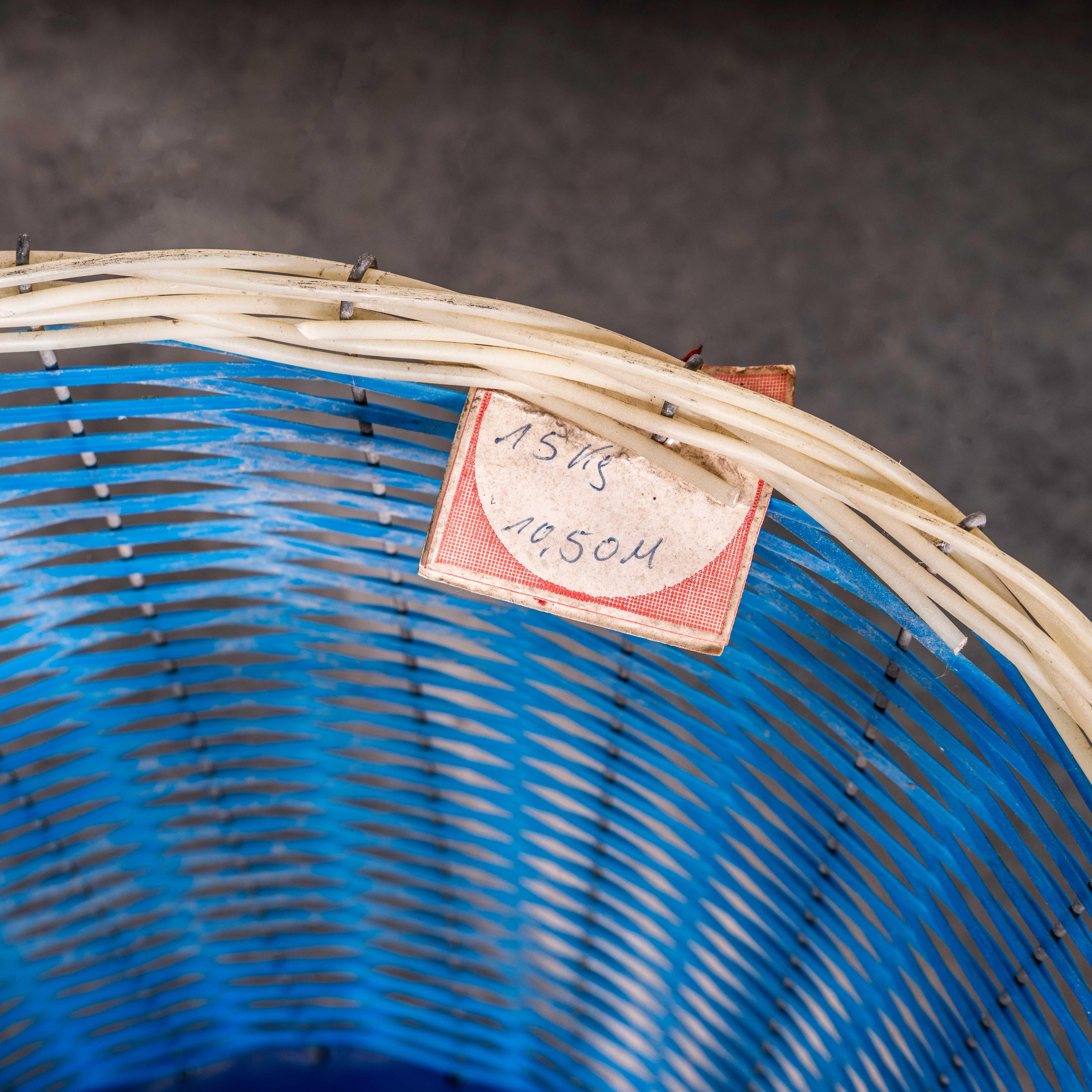1950's Blue Grape Picking Körbe - New Old Stock DDR im Zustand „Gut“ im Angebot in Hook, Hampshire