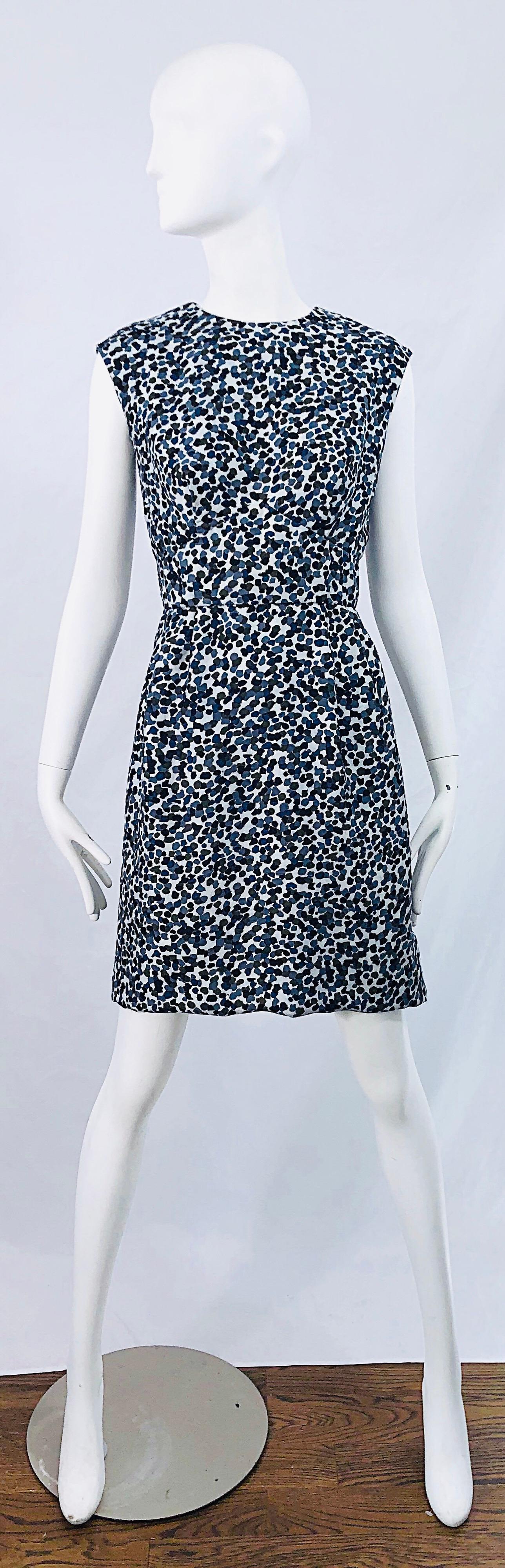 Elegante vestido de seda con estampado de leopardo y guepardo azul, gris y negro de principios de los 60. Presenta dos tonos de azul, gris y blanco en toda la superficie. Corpiño entallado con falda de corte recto. Cremallera metálica oculta en la