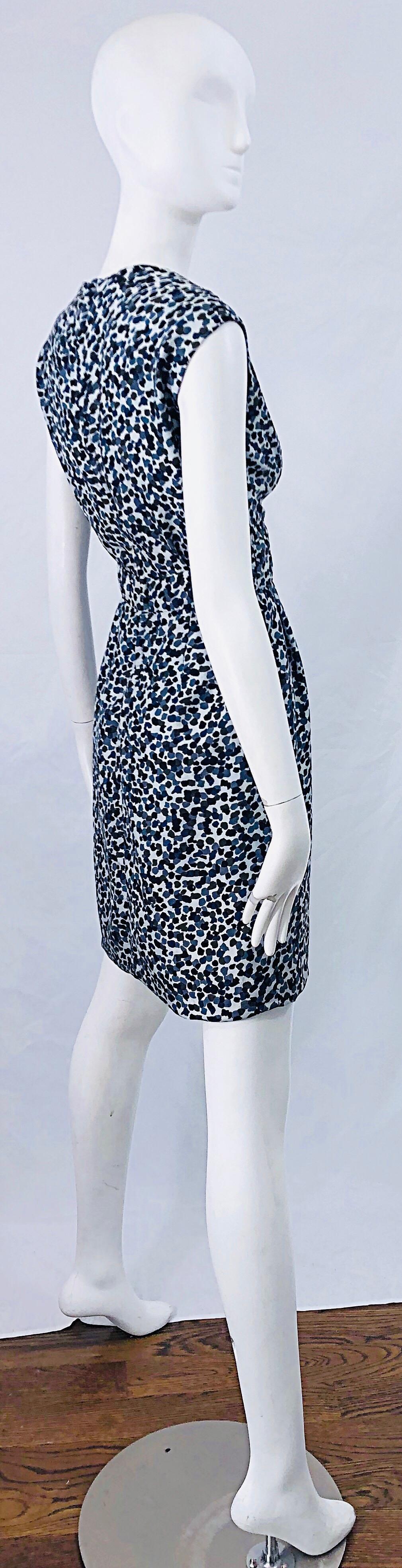 1960s Azul Gris Leopardo Animal Print Vintage 60s Vestido sin mangas de seda Vaina en Excelente estado para la venta en San Diego, CA