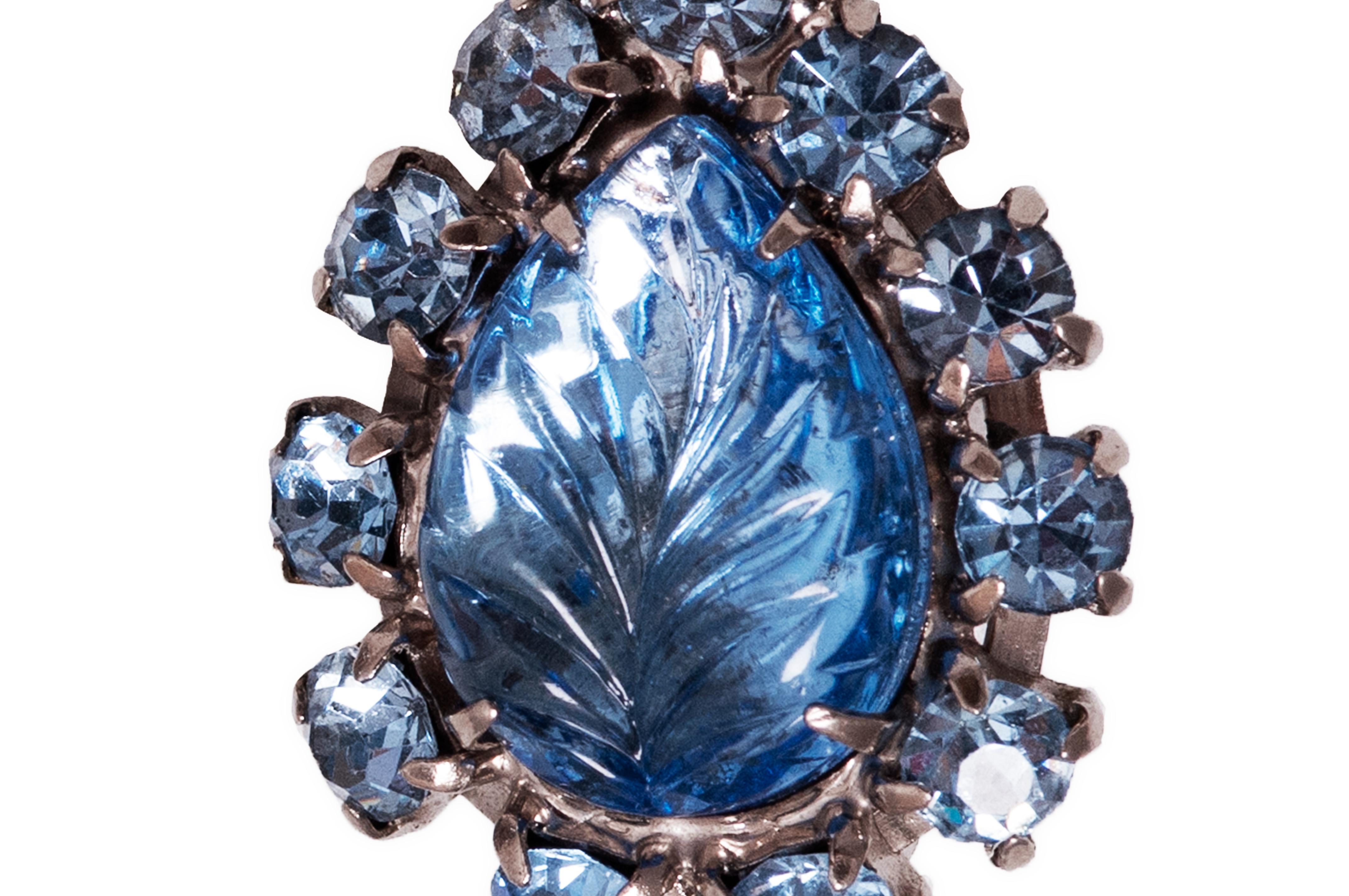 Années 1950 - Boucles d'oreilles à clip en verre et diamants avec motif de feuilles bleues Excellent état - En vente à London, GB
