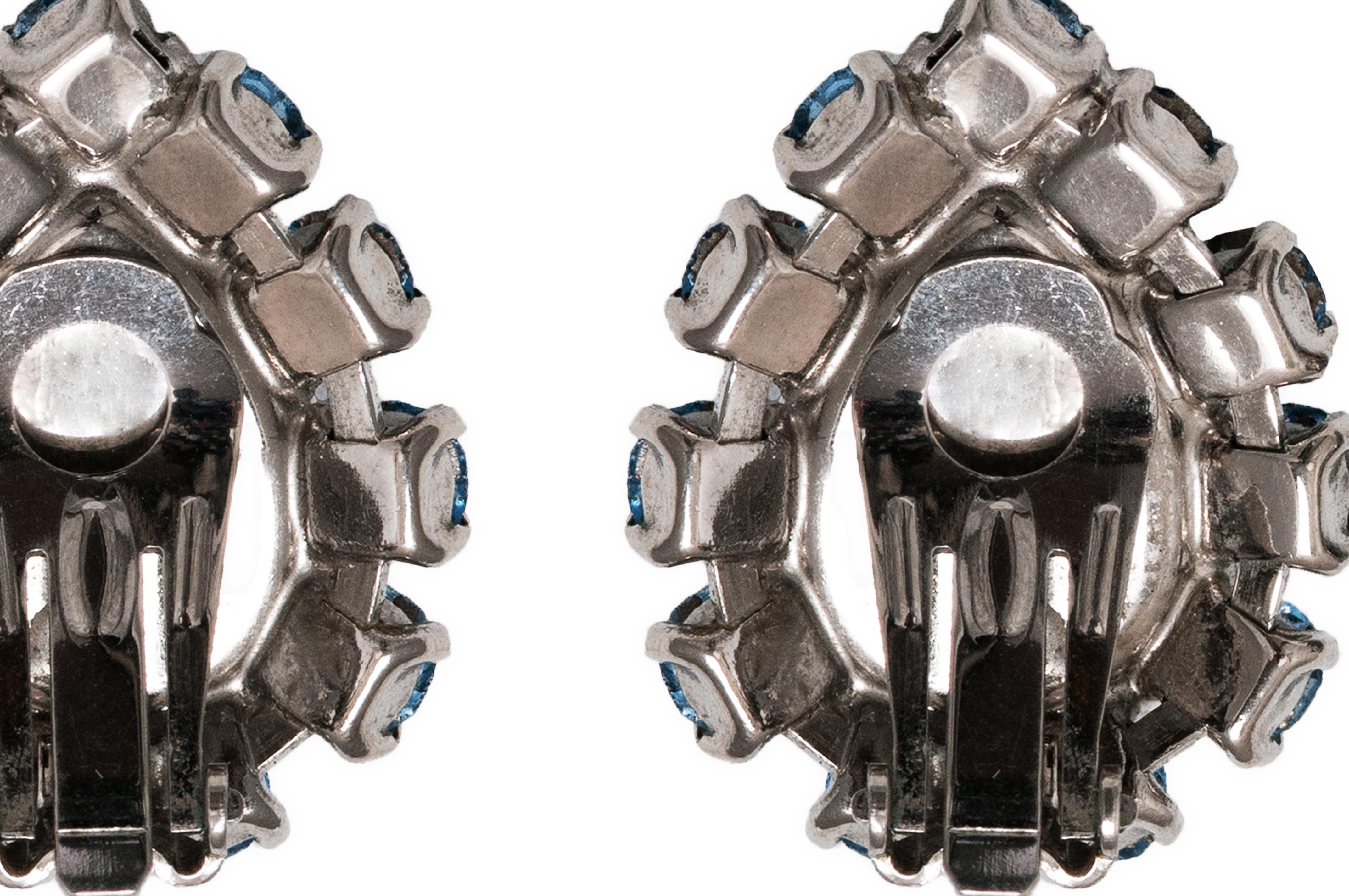 Années 1950 - Boucles d'oreilles à clip en verre et diamants avec motif de feuilles bleues Pour femmes en vente