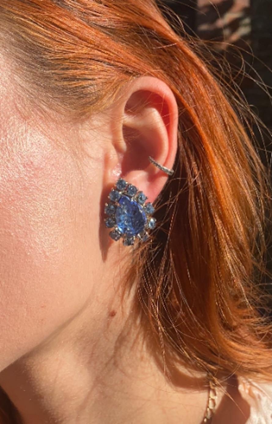 Années 1950 - Boucles d'oreilles à clip en verre et diamants avec motif de feuilles bleues en vente 1