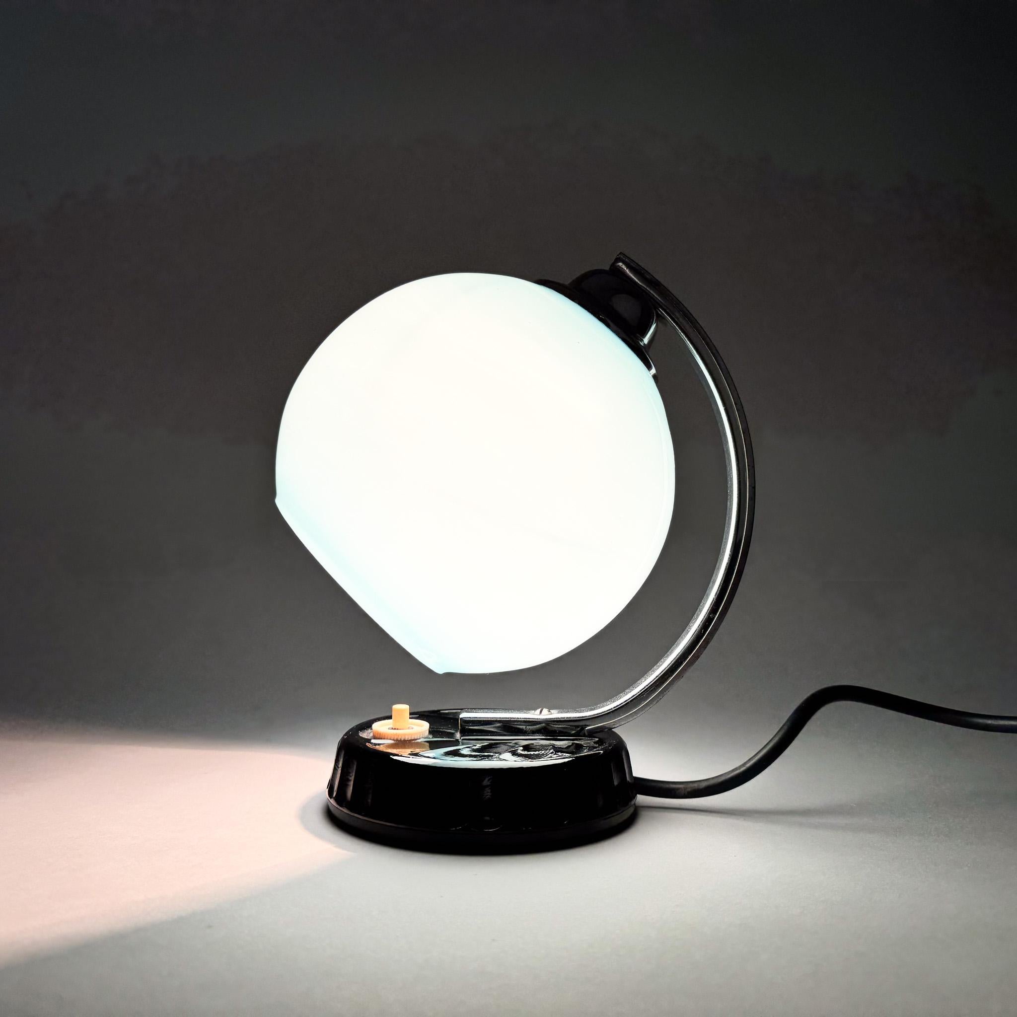 Tchèque Lampe de bureau des années 1950 en verre opalin bleu et base en céramique en vente