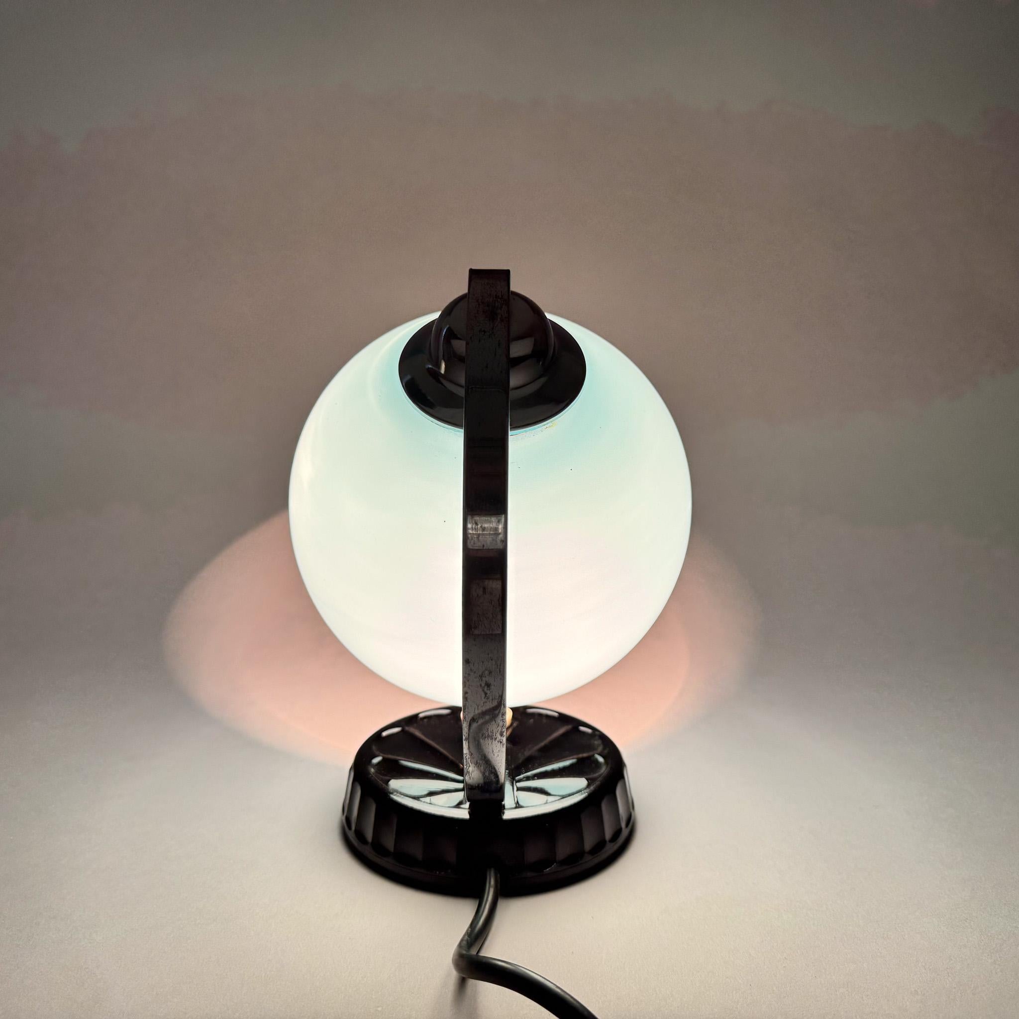 Lampe de bureau des années 1950 en verre opalin bleu et base en céramique Bon état - En vente à Praha, CZ