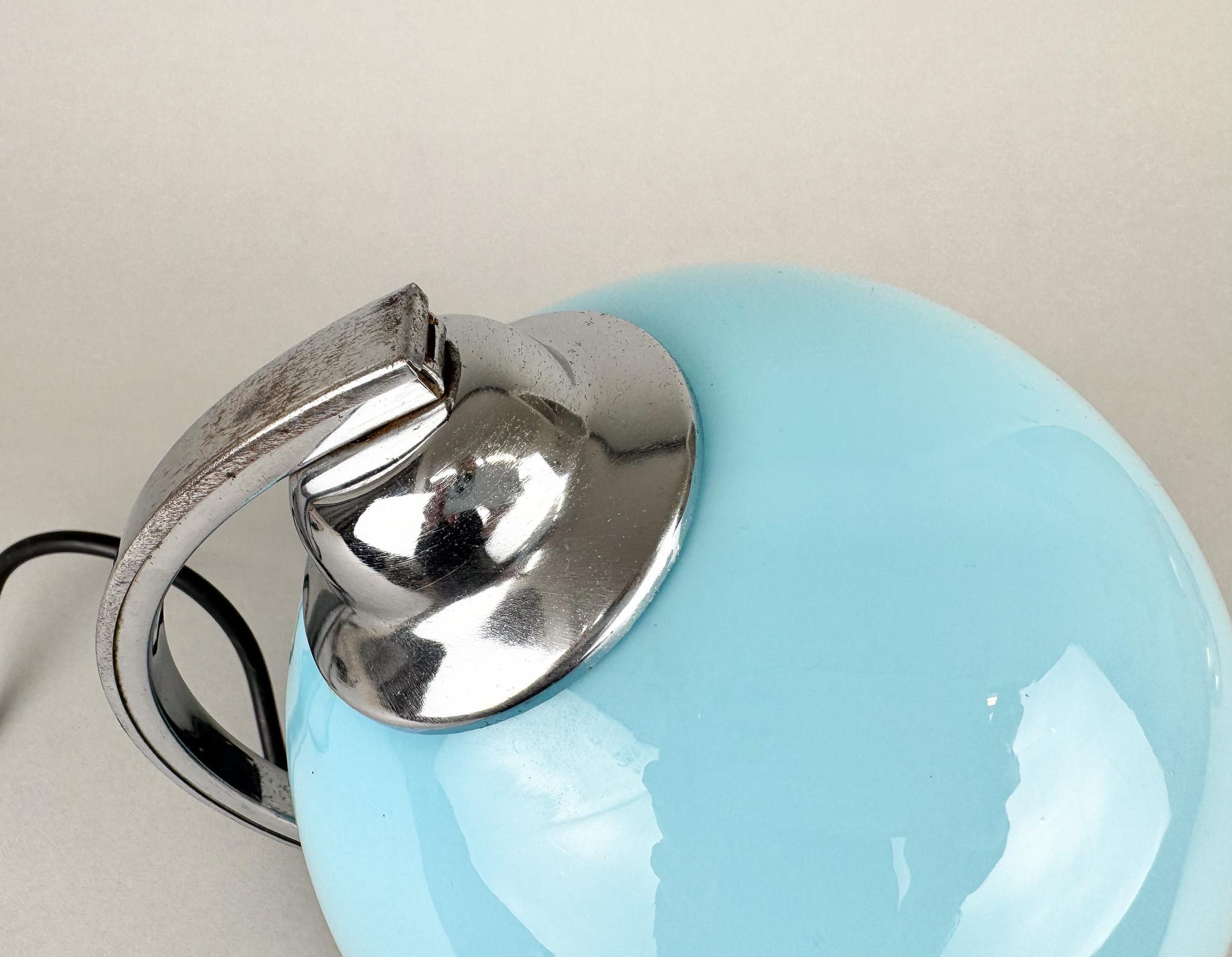 20ième siècle Lampe de bureau des années 1950 en verre opalin bleu et base en céramique en vente