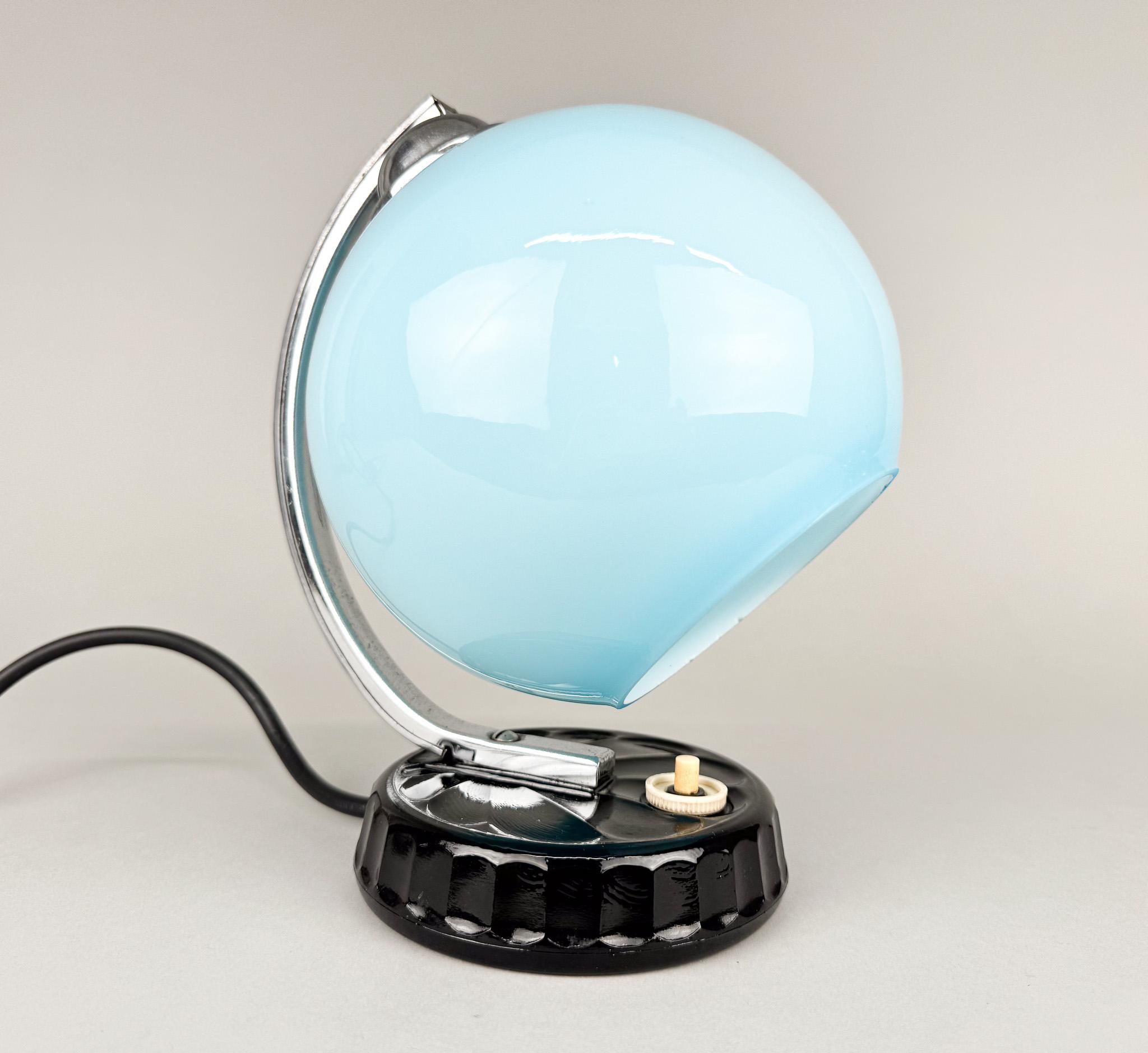 Métal Lampe de bureau des années 1950 en verre opalin bleu et base en céramique en vente