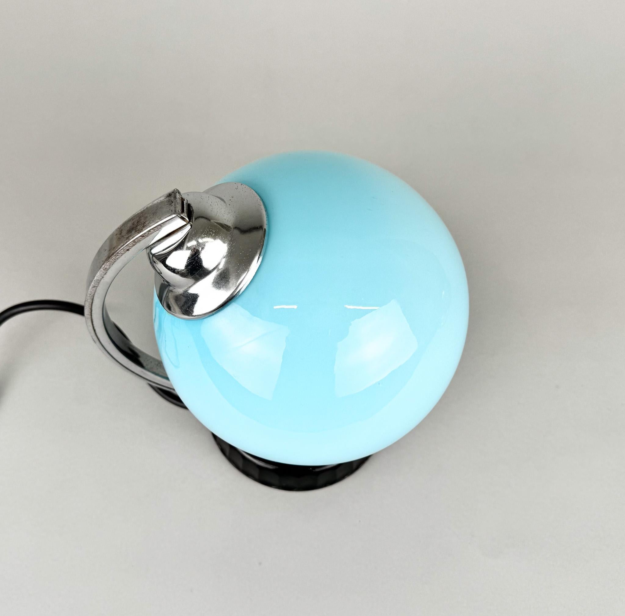 Lampe de bureau des années 1950 en verre opalin bleu et base en céramique en vente 1