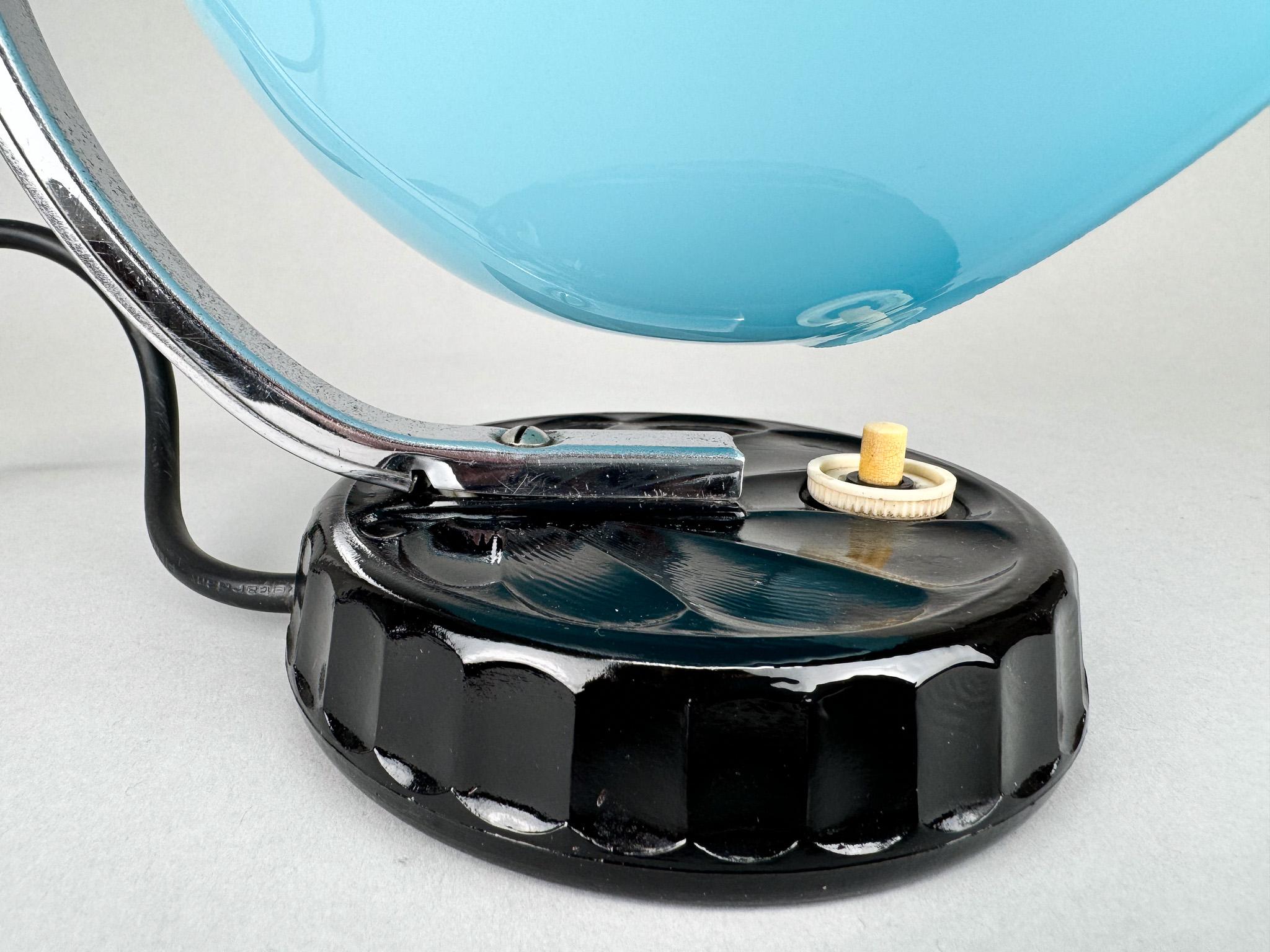 Lampe de bureau des années 1950 en verre opalin bleu et base en céramique en vente 2