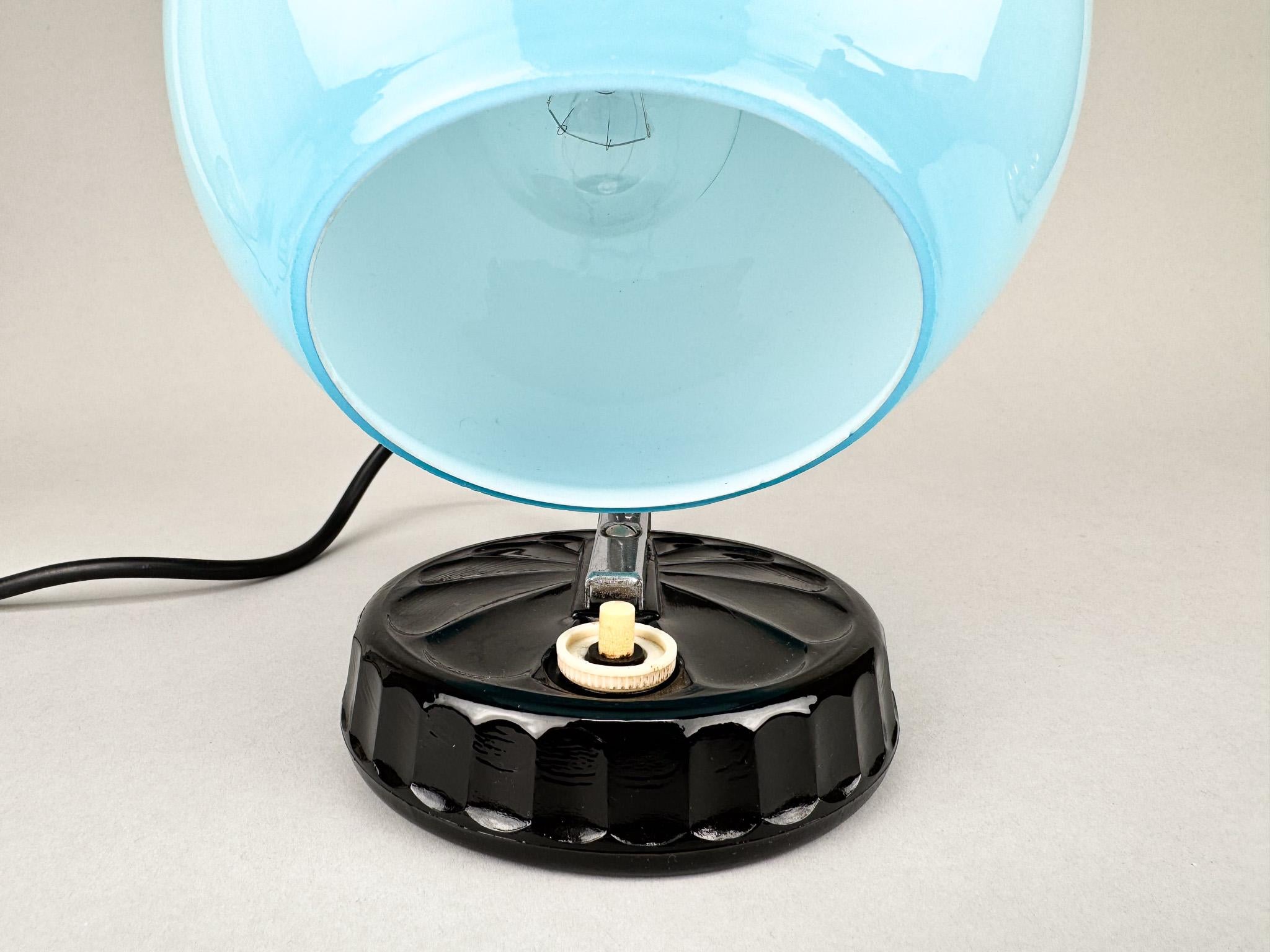 Lampe de bureau des années 1950 en verre opalin bleu et base en céramique en vente 3