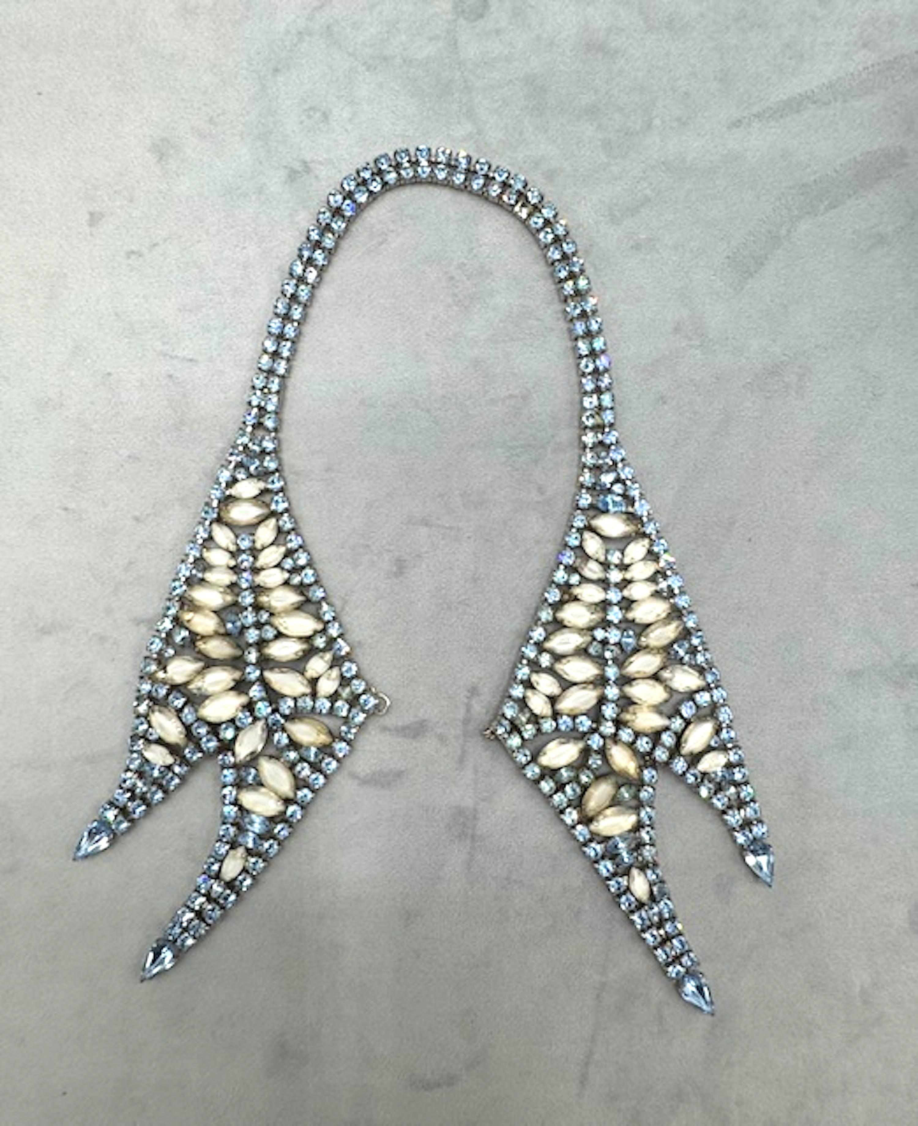 1950s Blue Rhinestone & Clear & White Givre Stone Bib Necklace For Sale 9