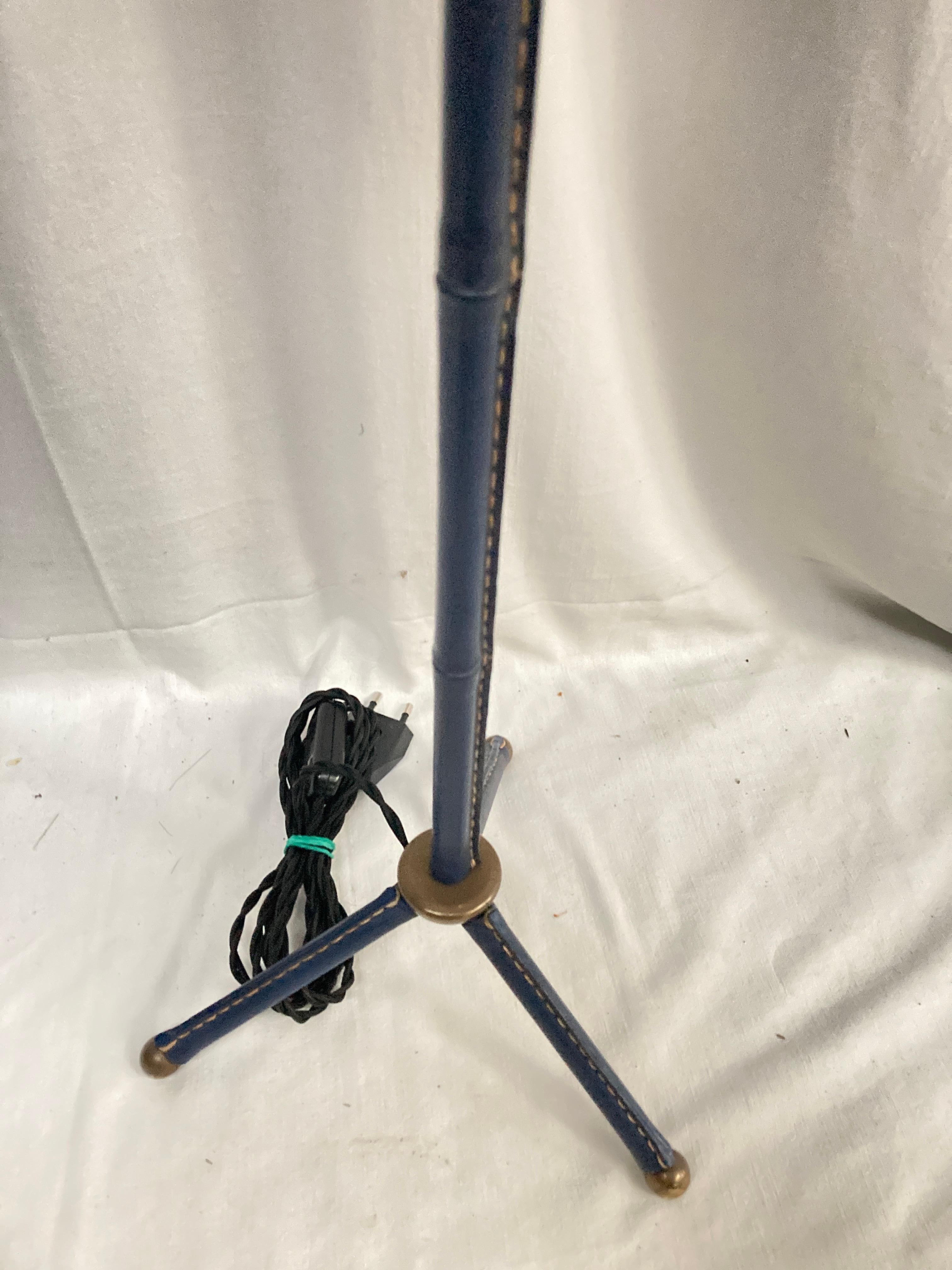 Blaue Tischlampe aus Leder mit Nähten von Jacques Adnet aus den 1950er Jahren im Angebot 5